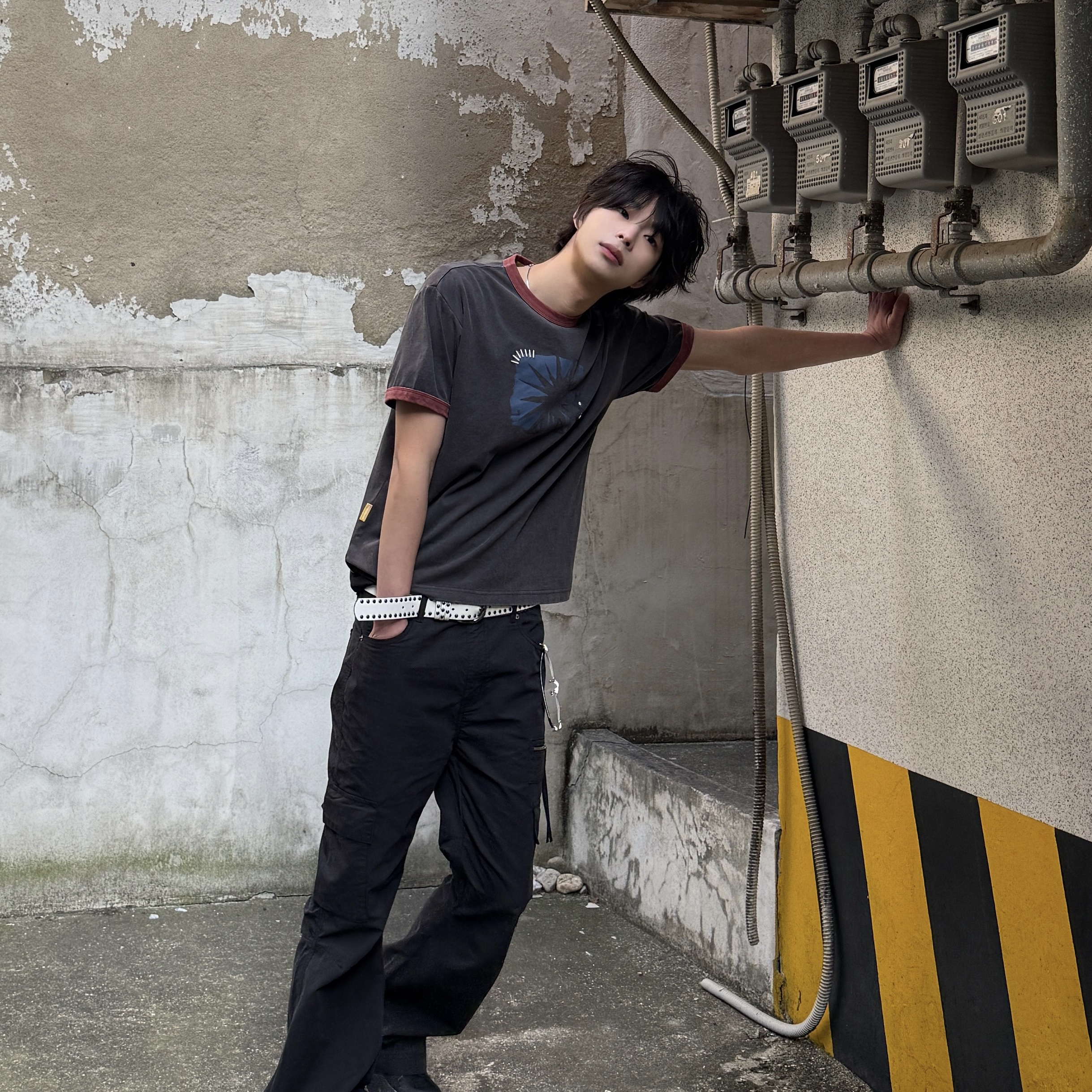 MAINBOOTH Sun Trace T-shirt Charcoal 착용 스타일 - 5