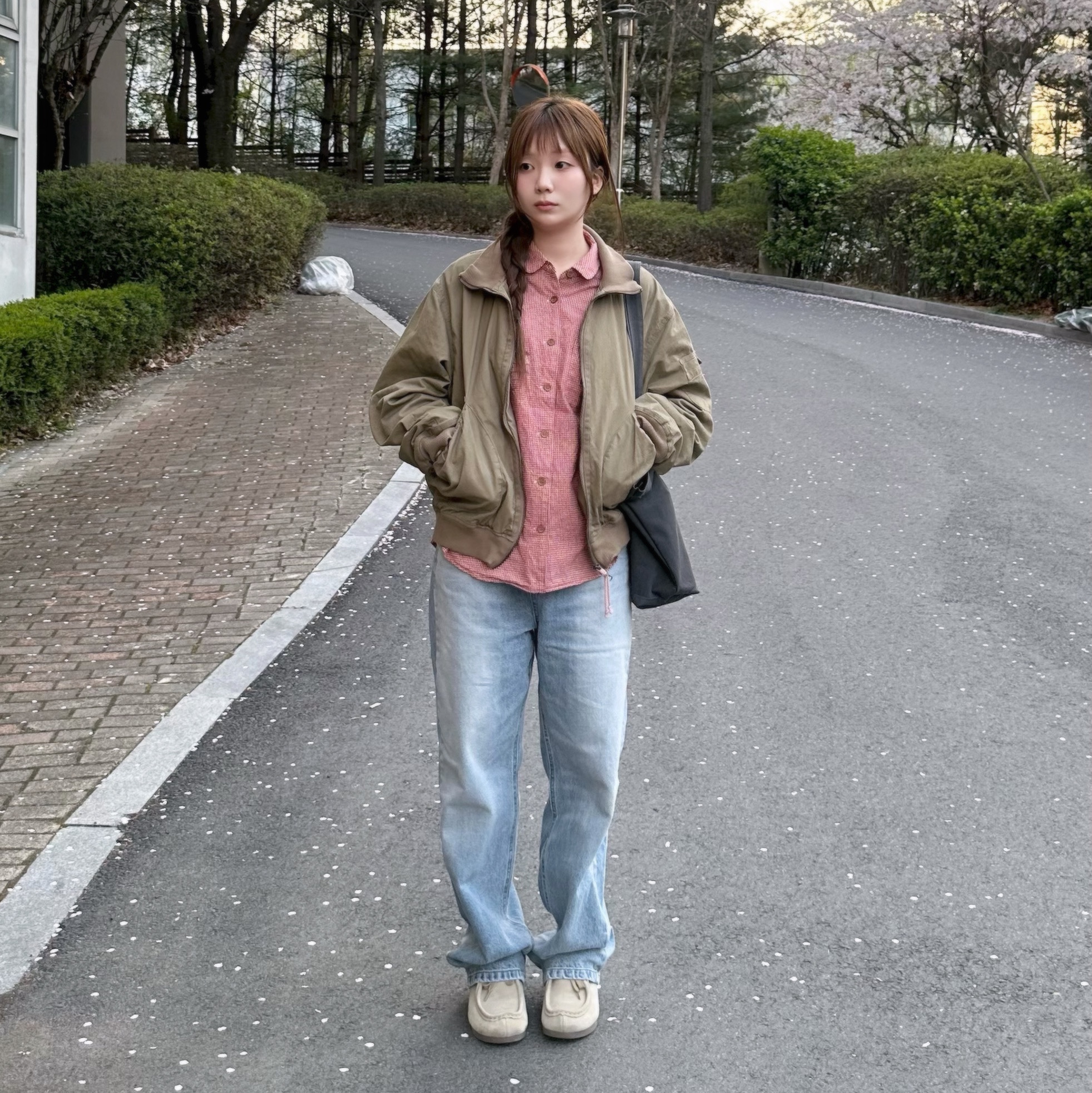 COYSEIO Dusty Cotton Bomber Jacket Beige 착용 스타일 - 2