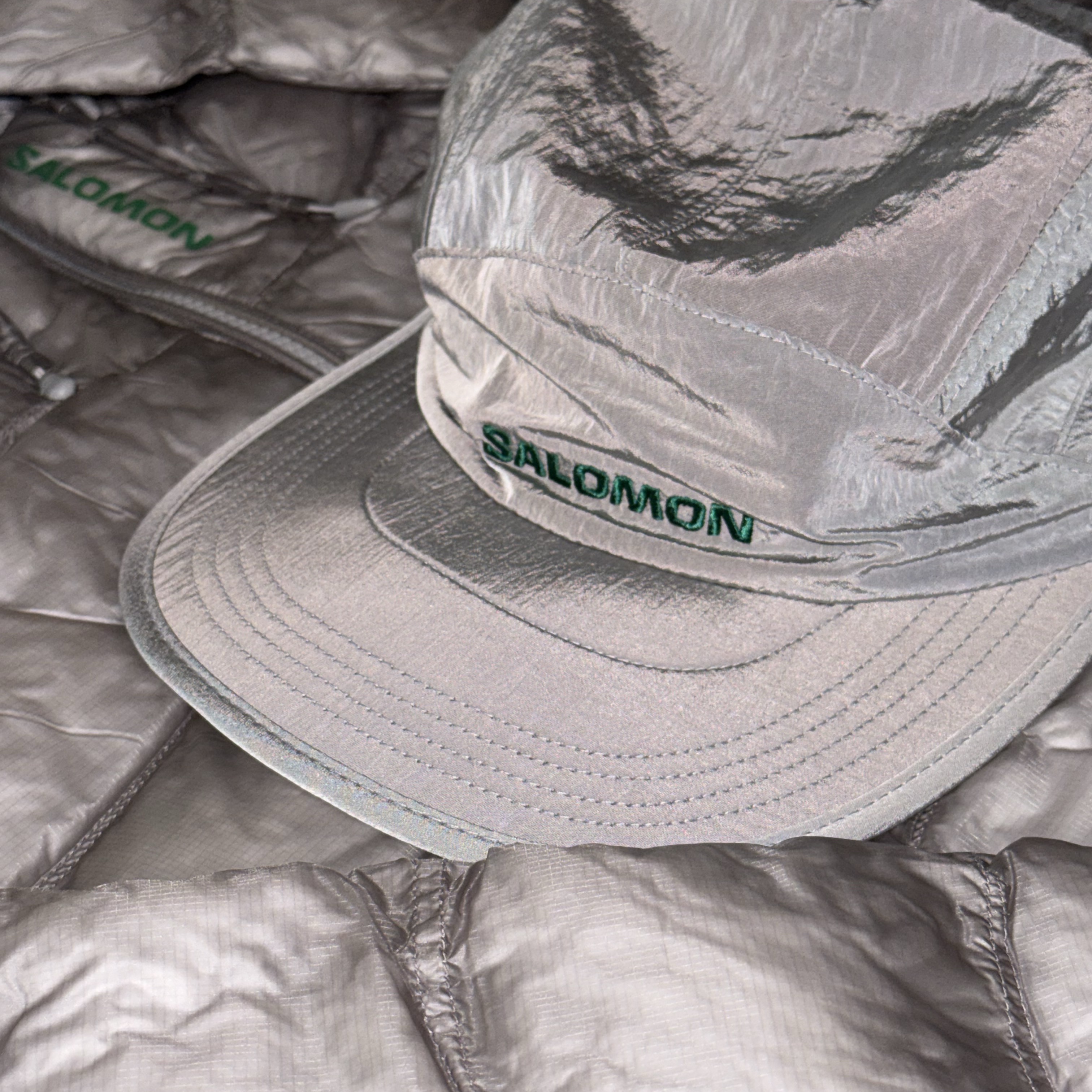 Salomon UNI Cross Insulation Jacket Light Grey, Salomon Chrome Wide Brim Cap Light Grey 착용 스타일 - 1