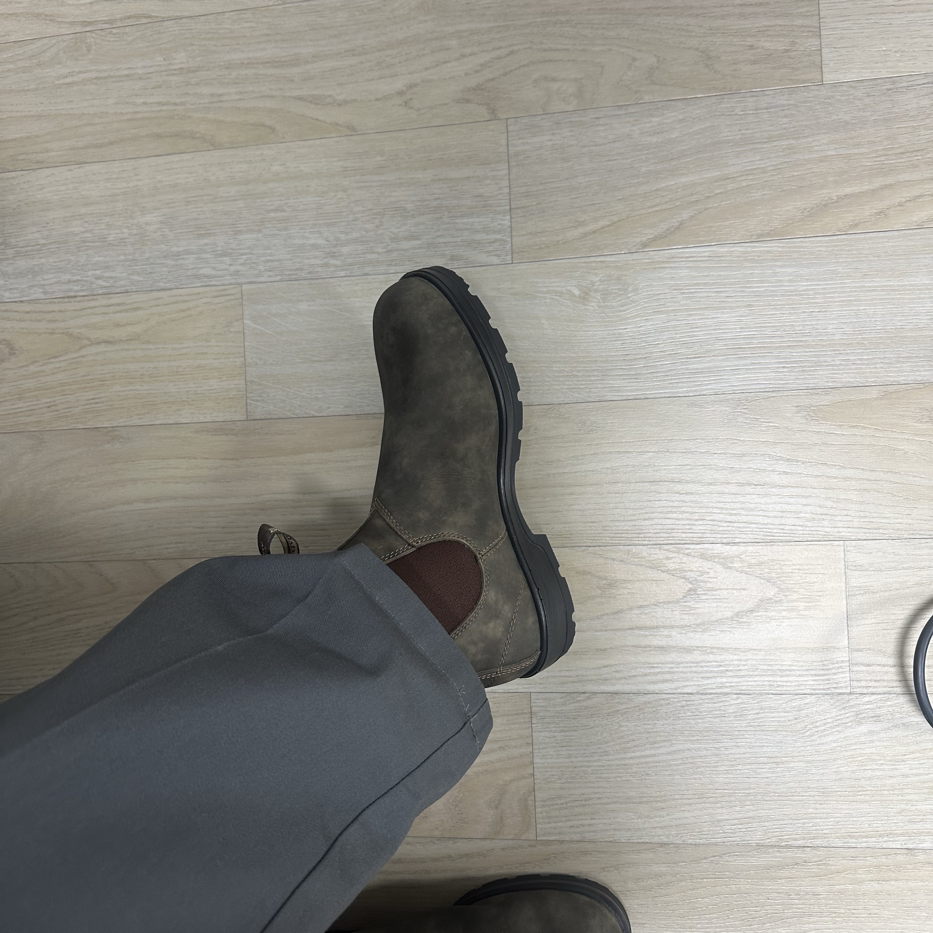 BLUNDSTONE Classics 585 Chelsea Boots Rustic Brown 착용 스타일
