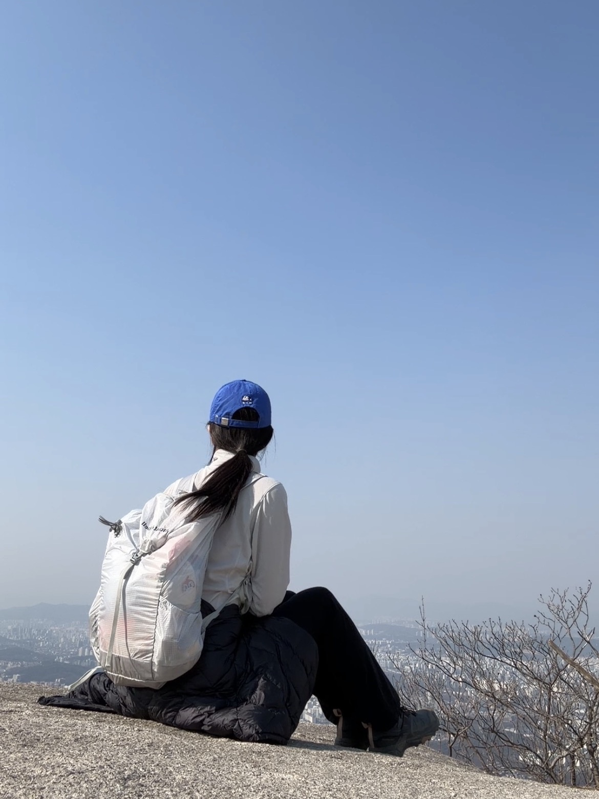 Montbell Versalite Pack 20 Backpack Ice White 착용 스타일 - 2