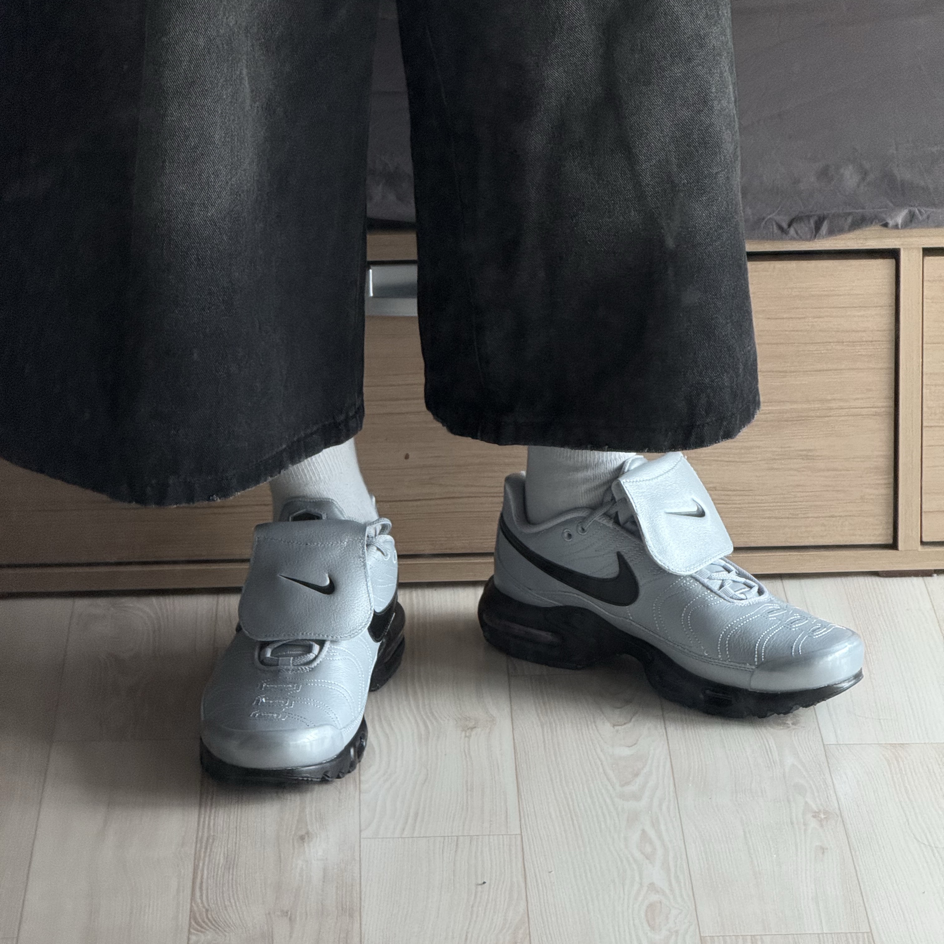Nike Air Max Plus TNPO Wolf Grey and Black 착용 스타일 - 1