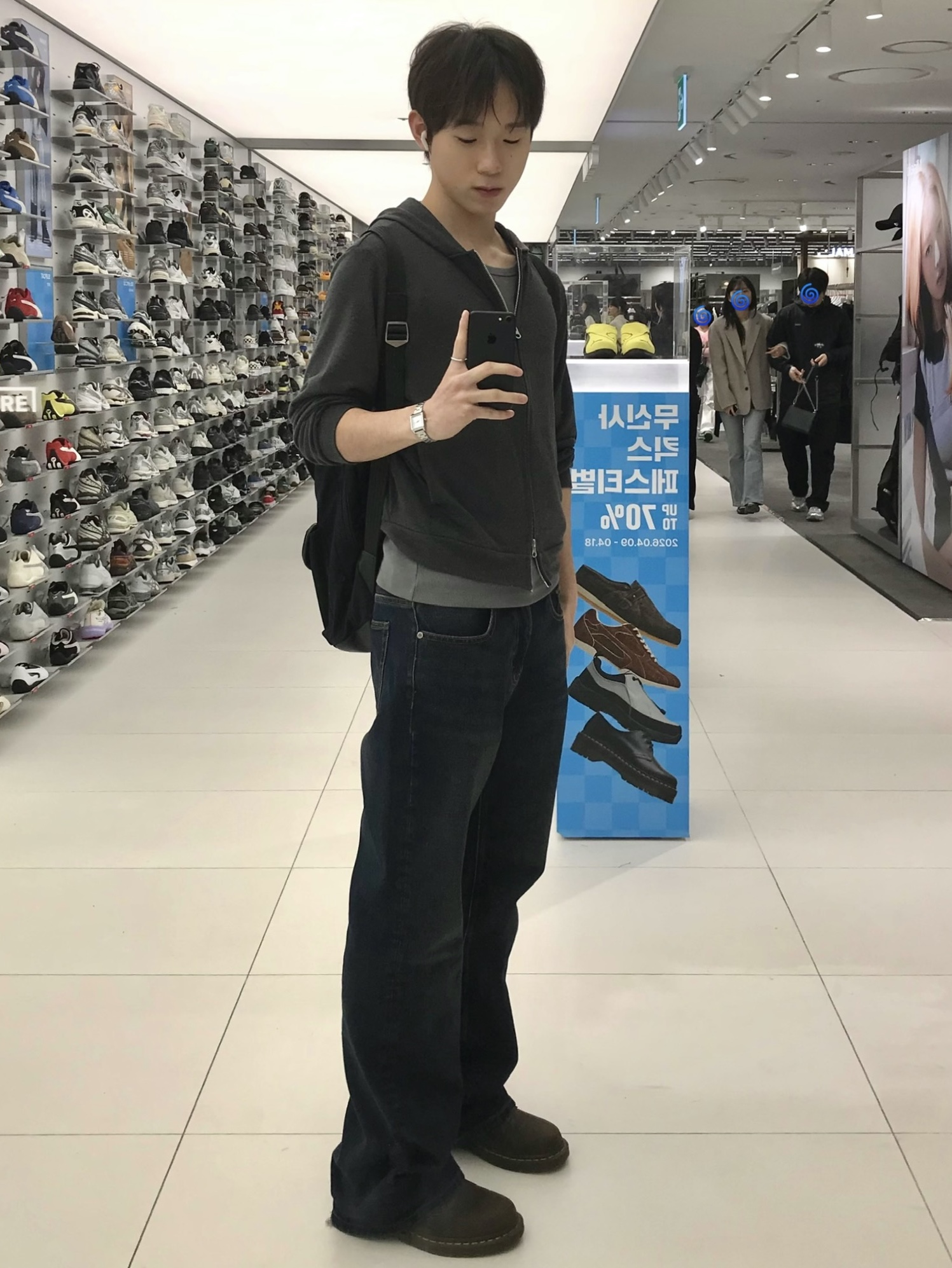 Dr. Martens 1461 Crazy Horse Dark Brown, Casio LTP-V007D-7E 착용 스타일 - 1