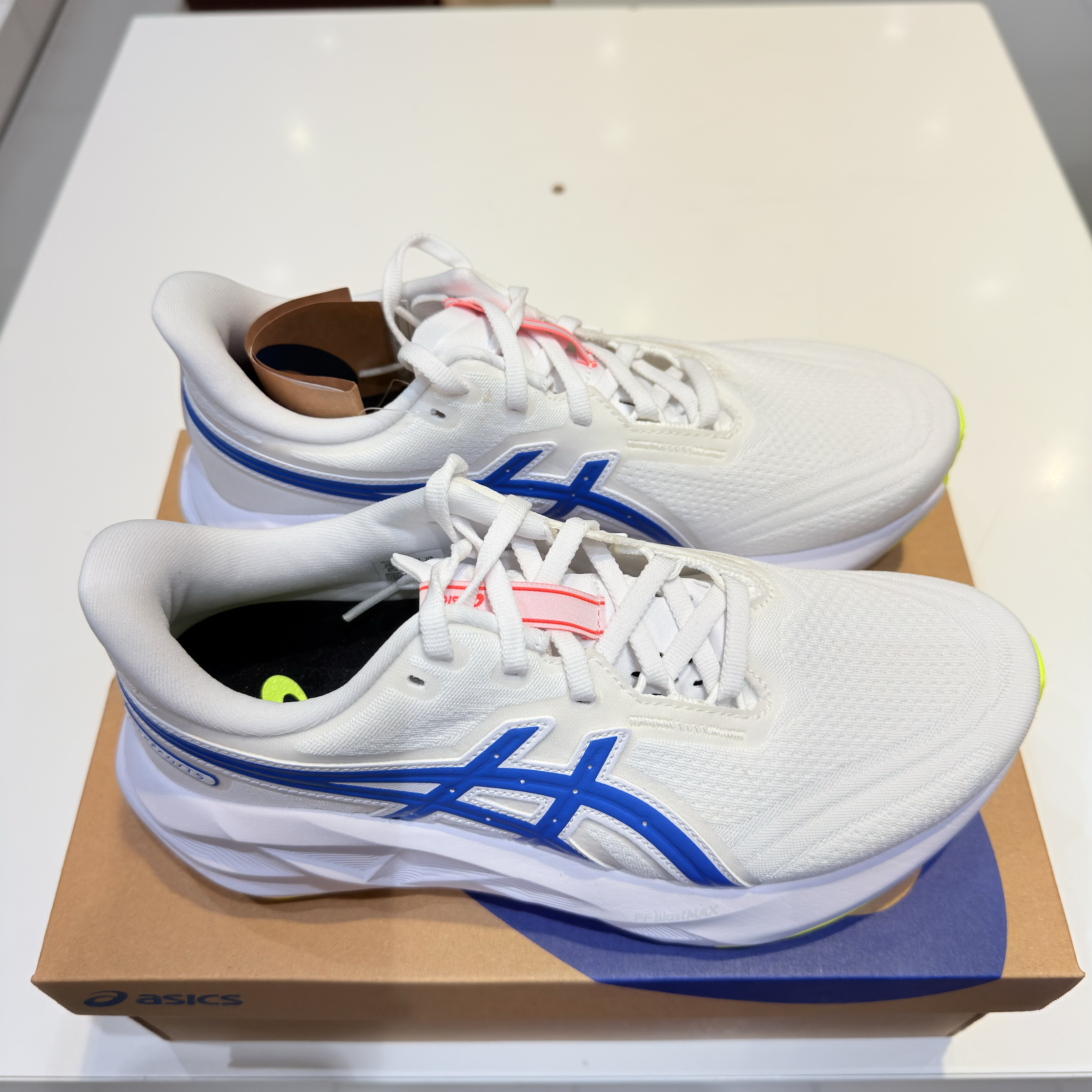 Asics Novablast 5 White Tuna Blue 착용 스타일 - 4
