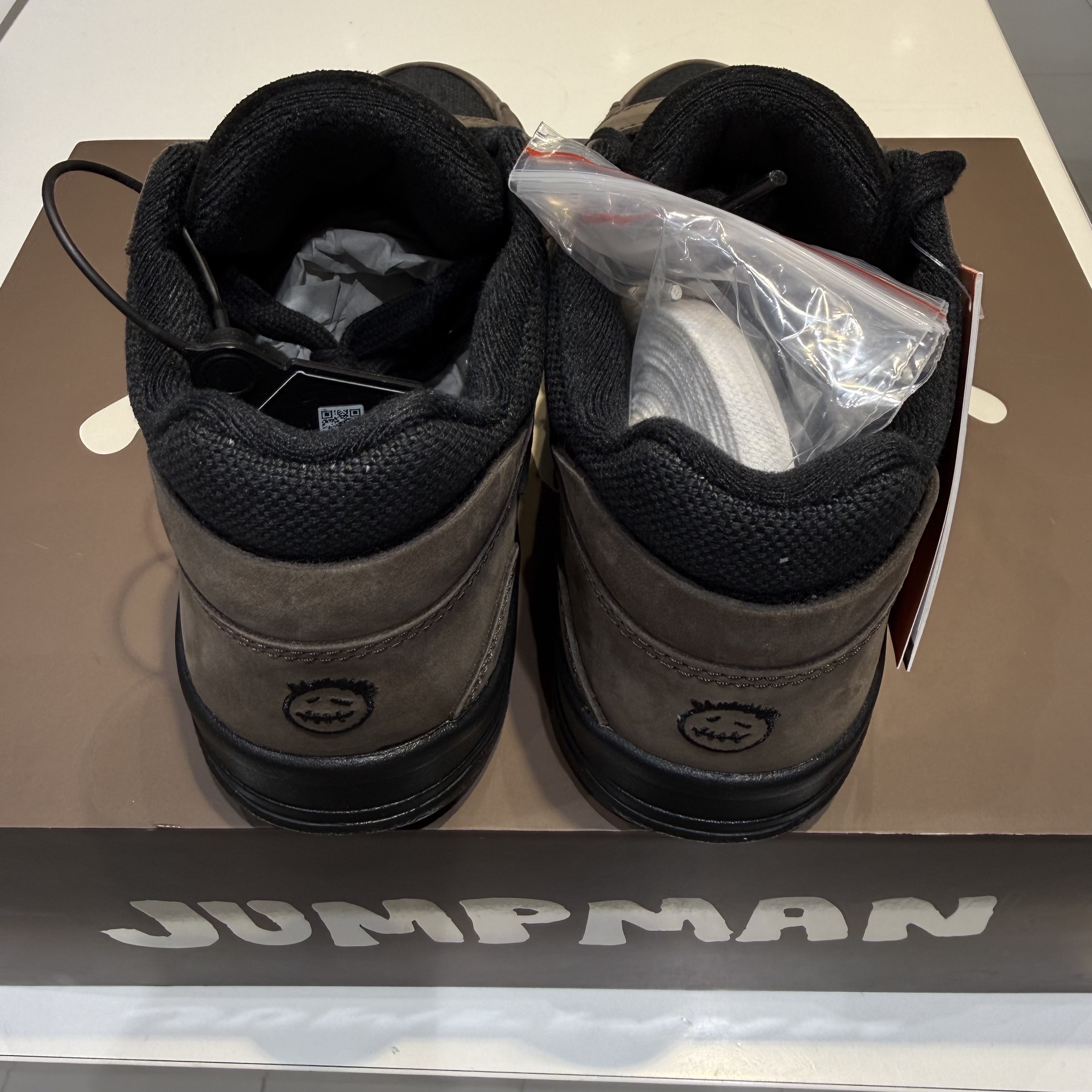 Jordan x Travis Scott Jumpman Jack TR Black and Dark Mocha 착용 스타일 - 3