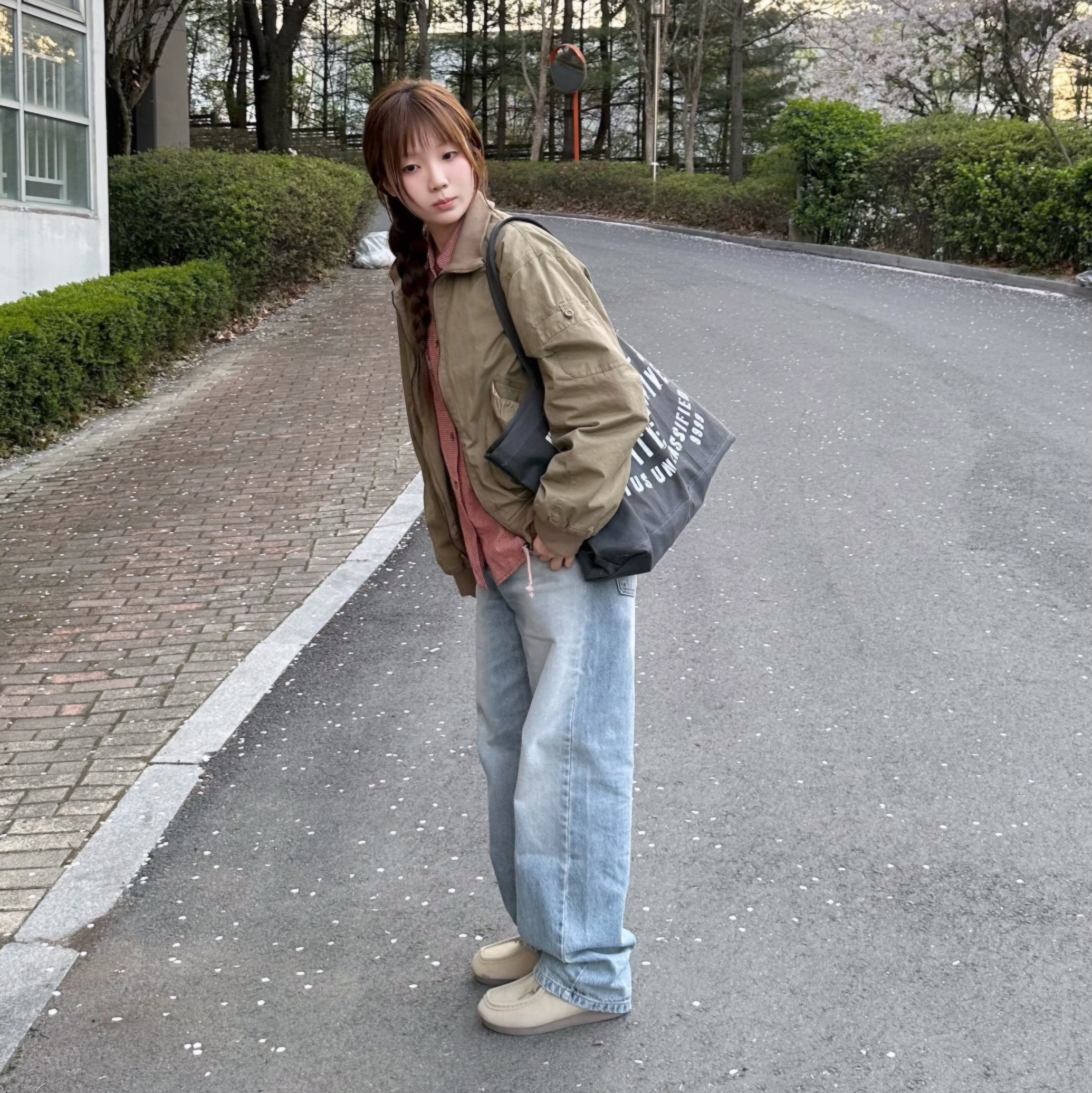 COYSEIO Dusty Cotton Bomber Jacket Beige 착용 스타일 - 7