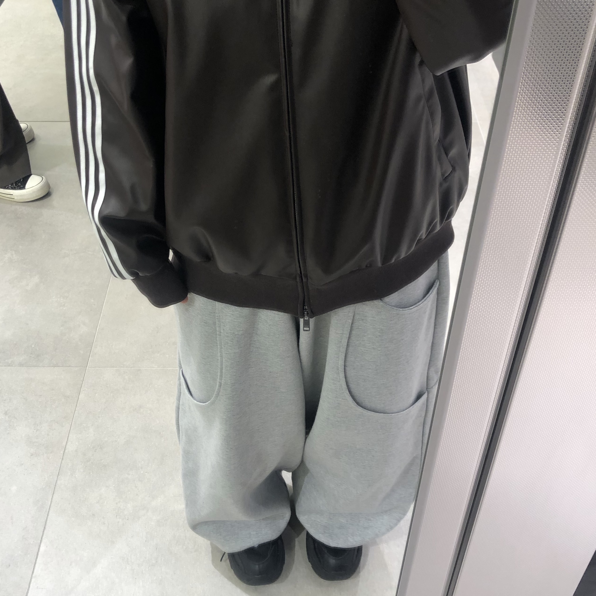 (W) Adidas Ozgaia Core Black 착용 스타일