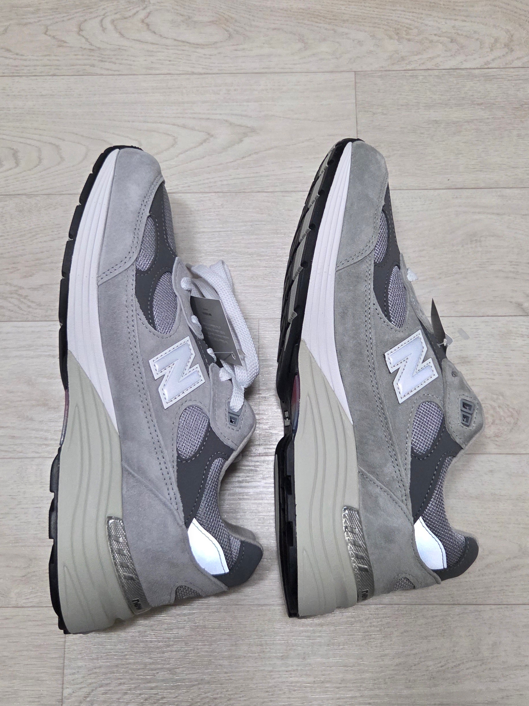New Balance 992 Made in USA Core Grey Silver Metallic, New Balance 992 Made in USA Core Black Grey 착용 스타일 - 2