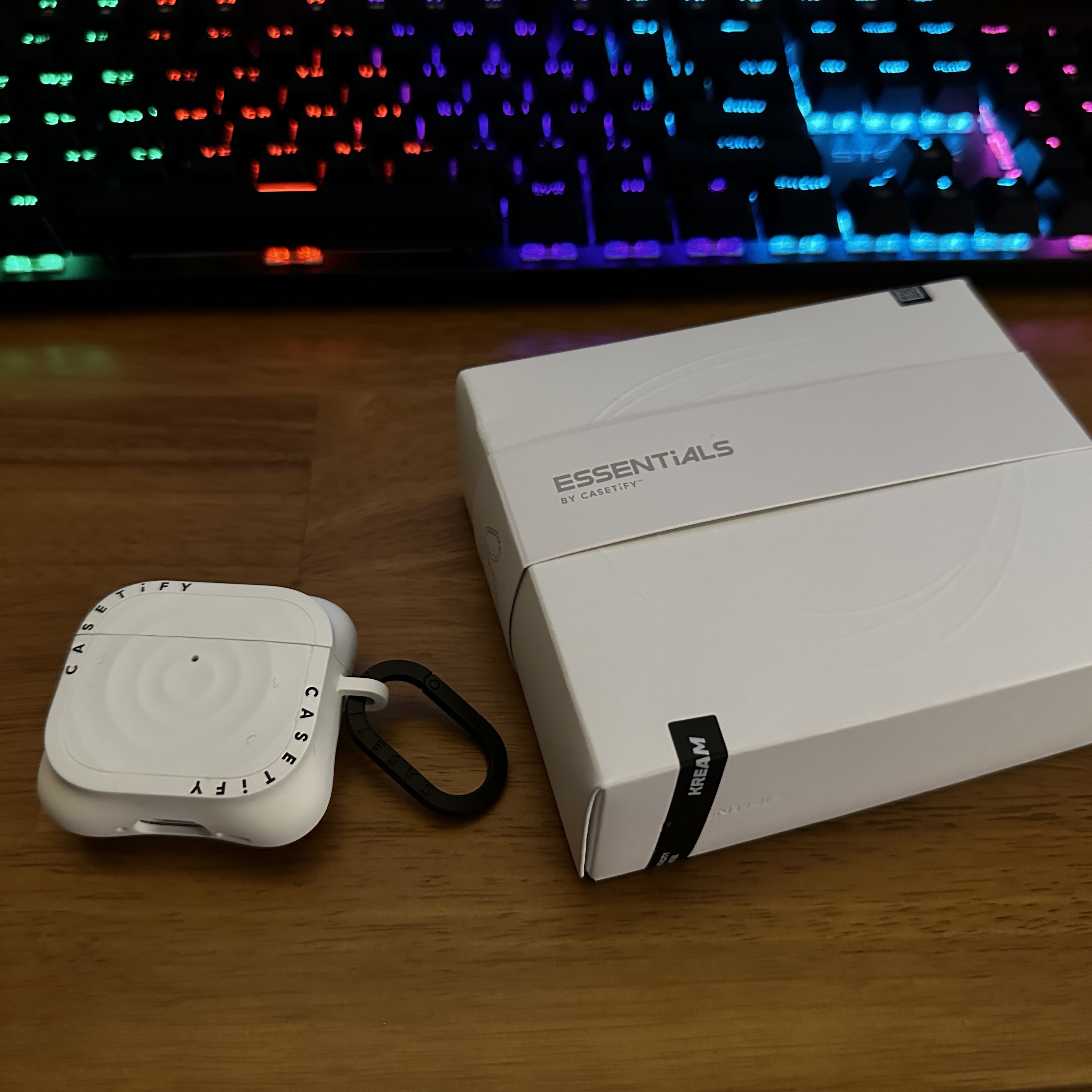 Casetify Essential Ripple Airpods 4nd Case White 착용 스타일