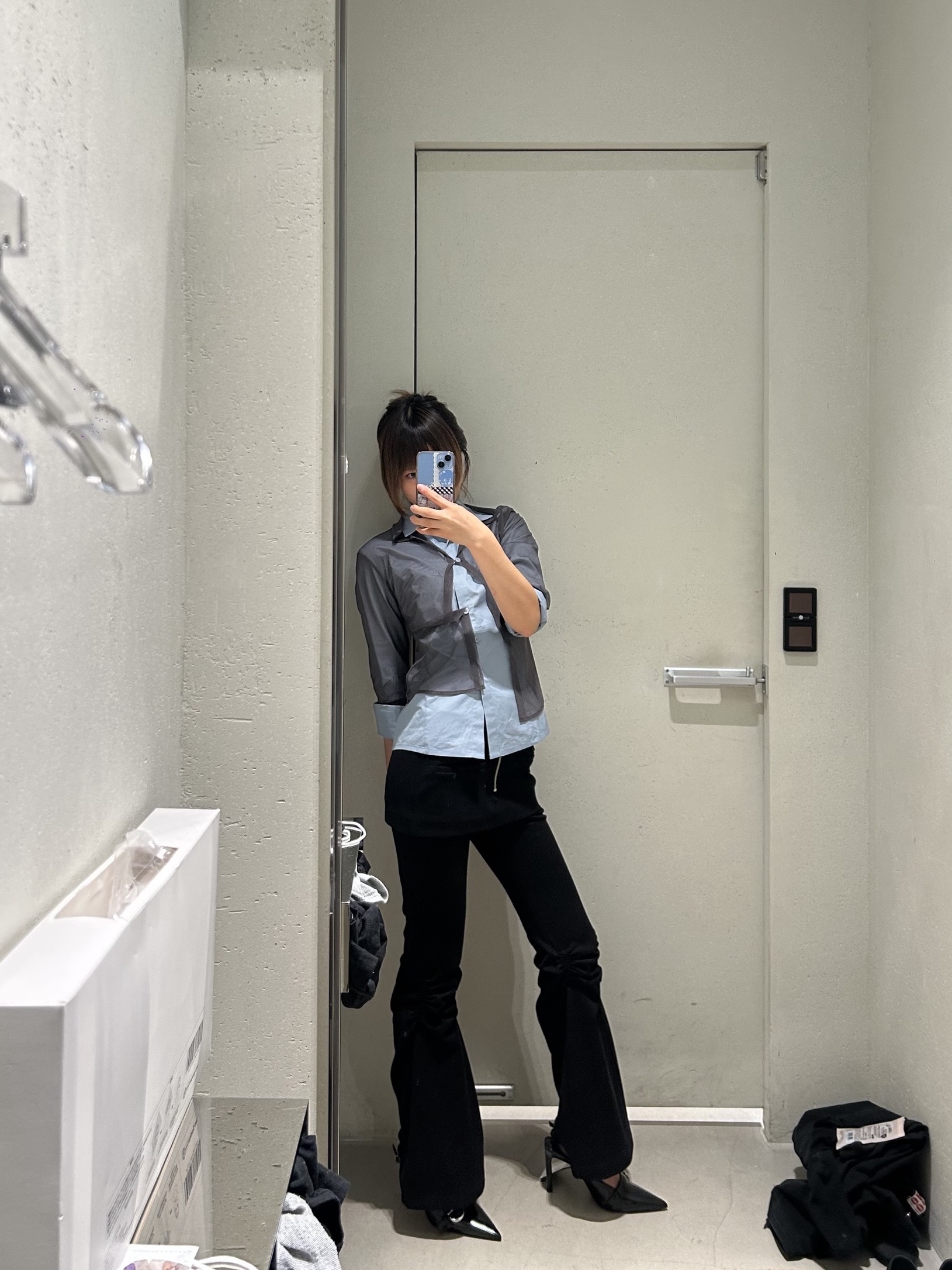 Coperni Women Belt Stiletto Black - 25FW, Nache Women Out In Layered Shirt Light Blue - 26SS 착용 스타일 - 4
