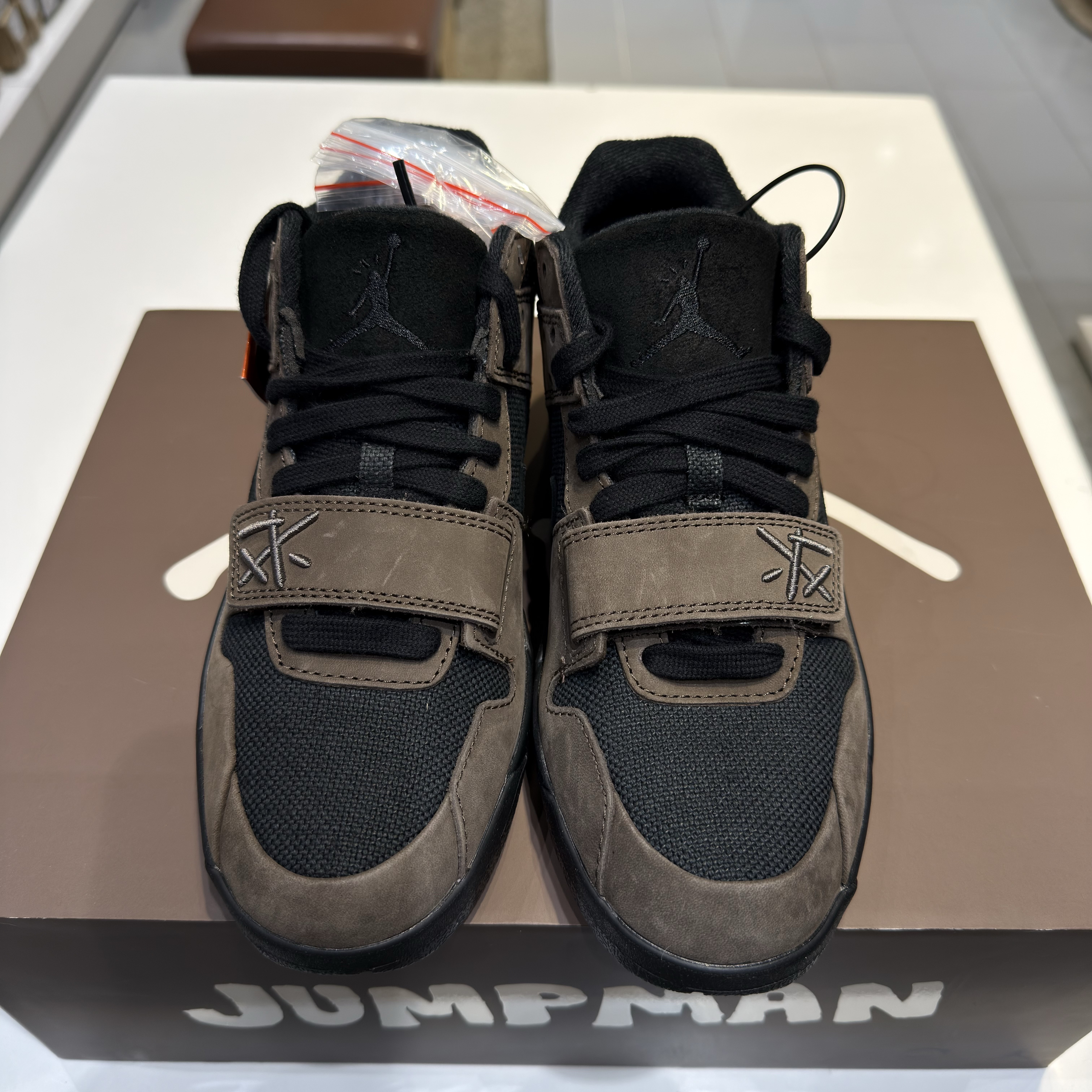 Jordan x Travis Scott Jumpman Jack TR Black and Dark Mocha 착용 스타일 - 1