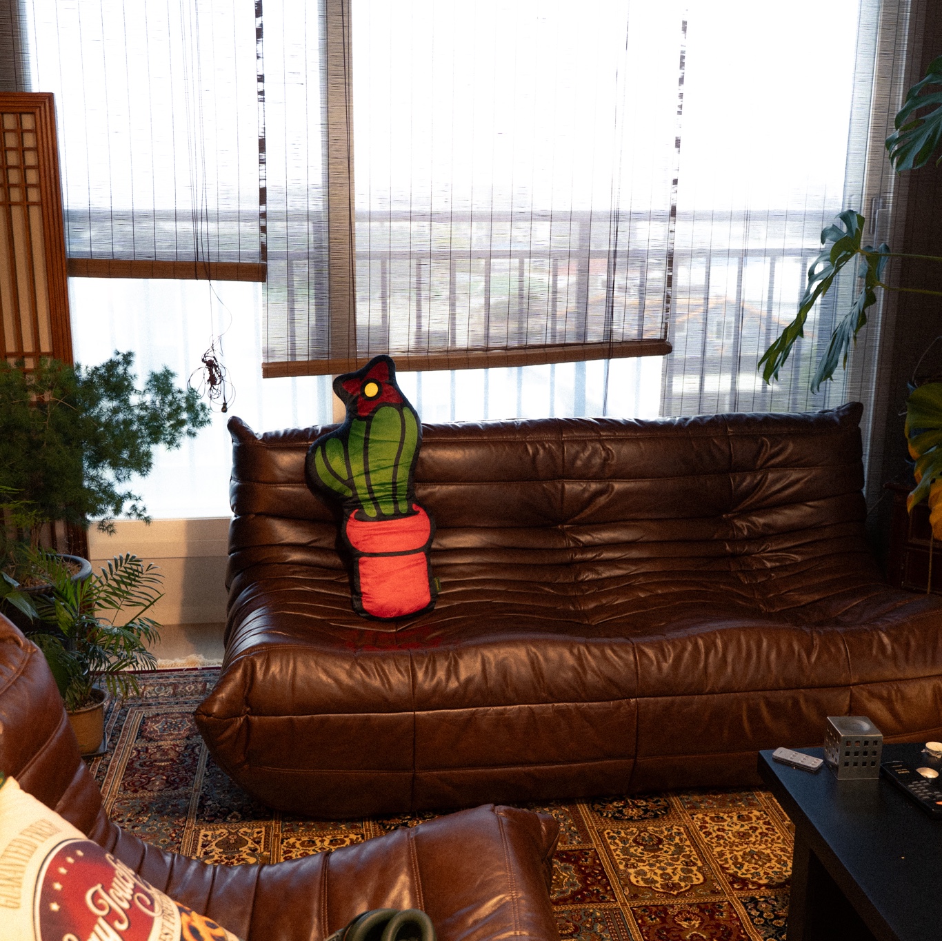 [SAMBYPEN X SAY TOUCHE] ‘LAZY’ Mini Rug, [SAMBYPEN X SAY TOUCHE] 'CACTUS' Cushion 착용 스타일 - 9