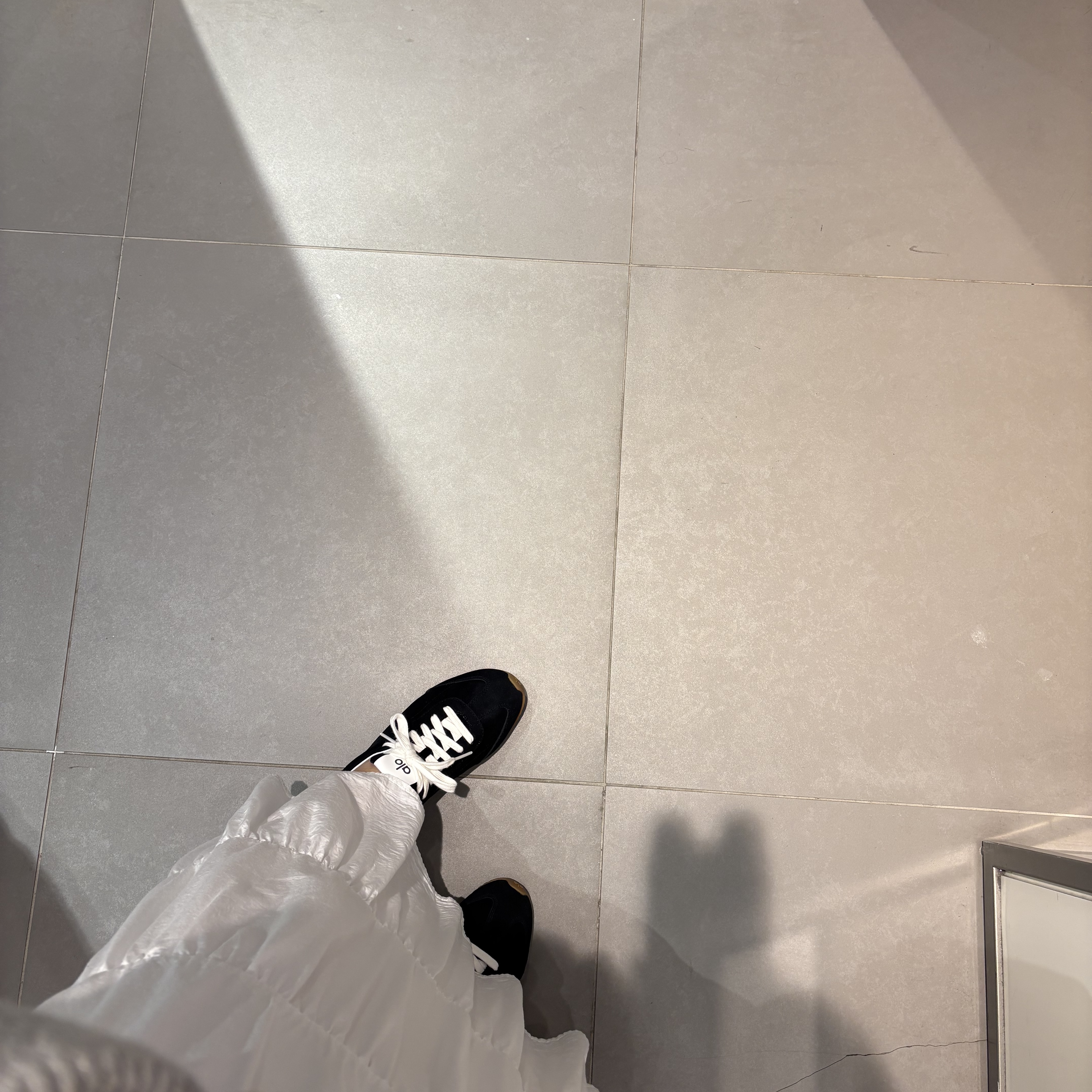 (W) Alo Yoga Sunset Sneaker Black 착용 스타일