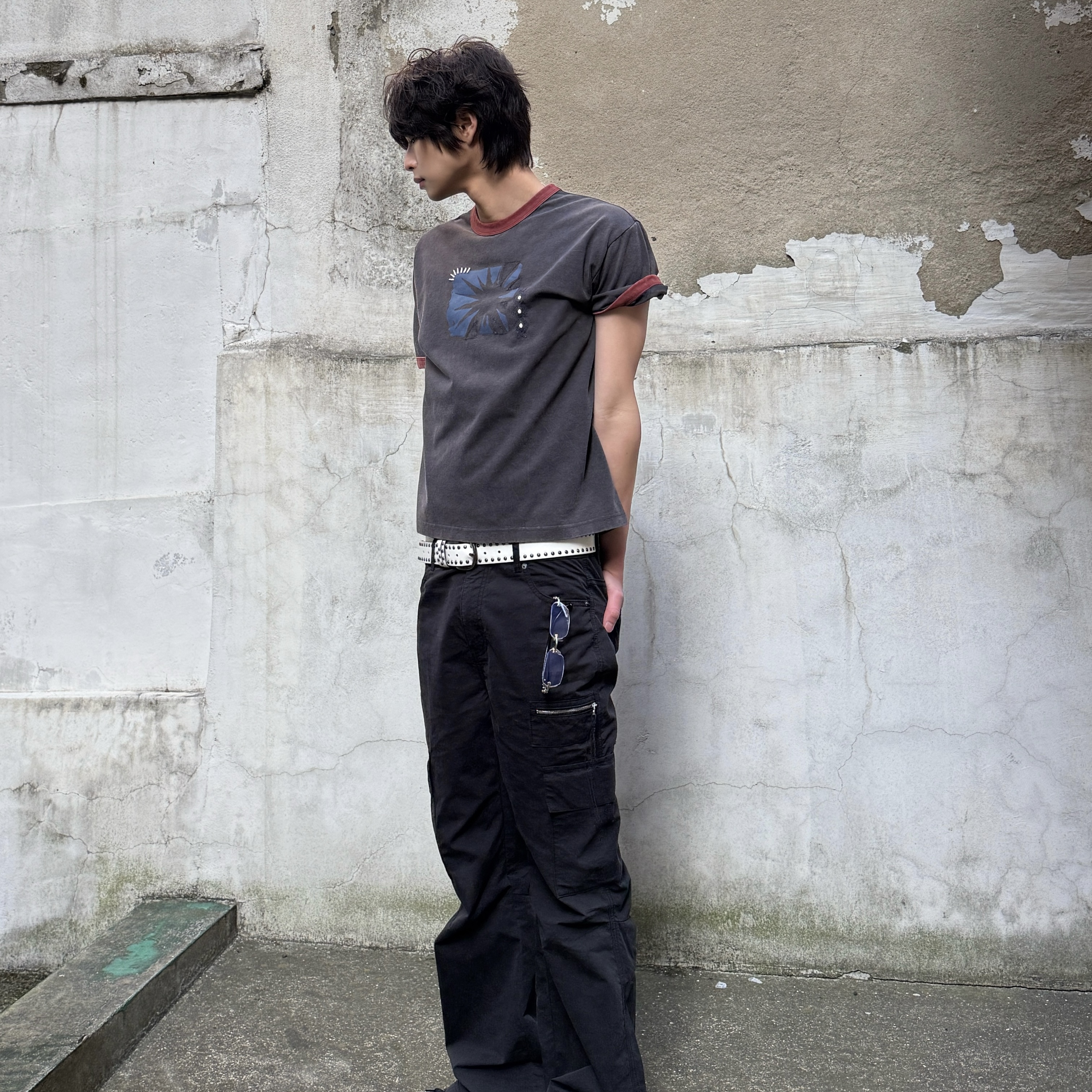 MAINBOOTH Sun Trace T-shirt Charcoal 착용 스타일 - 3