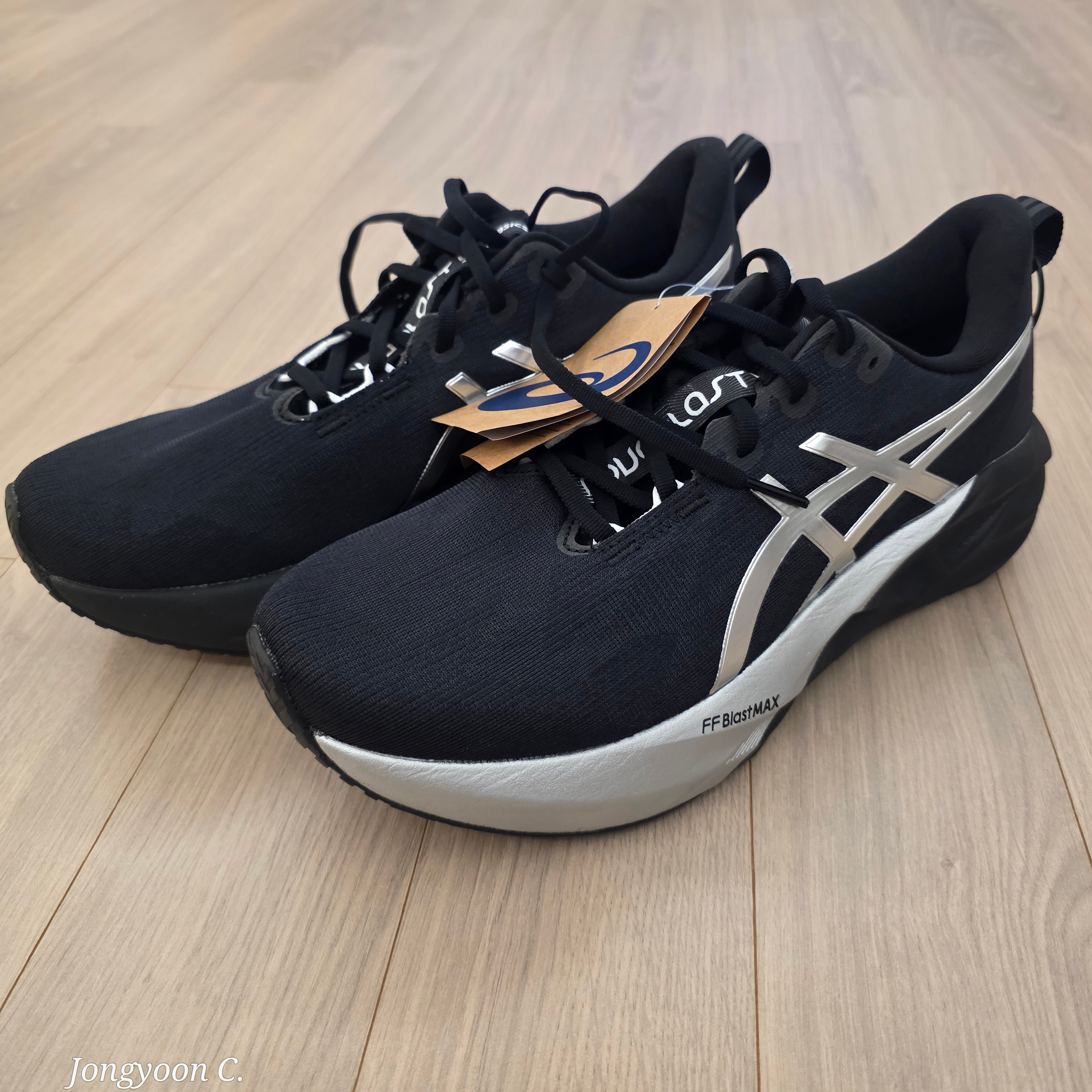 Asics Novablast 5 Platinum Black 착용 스타일