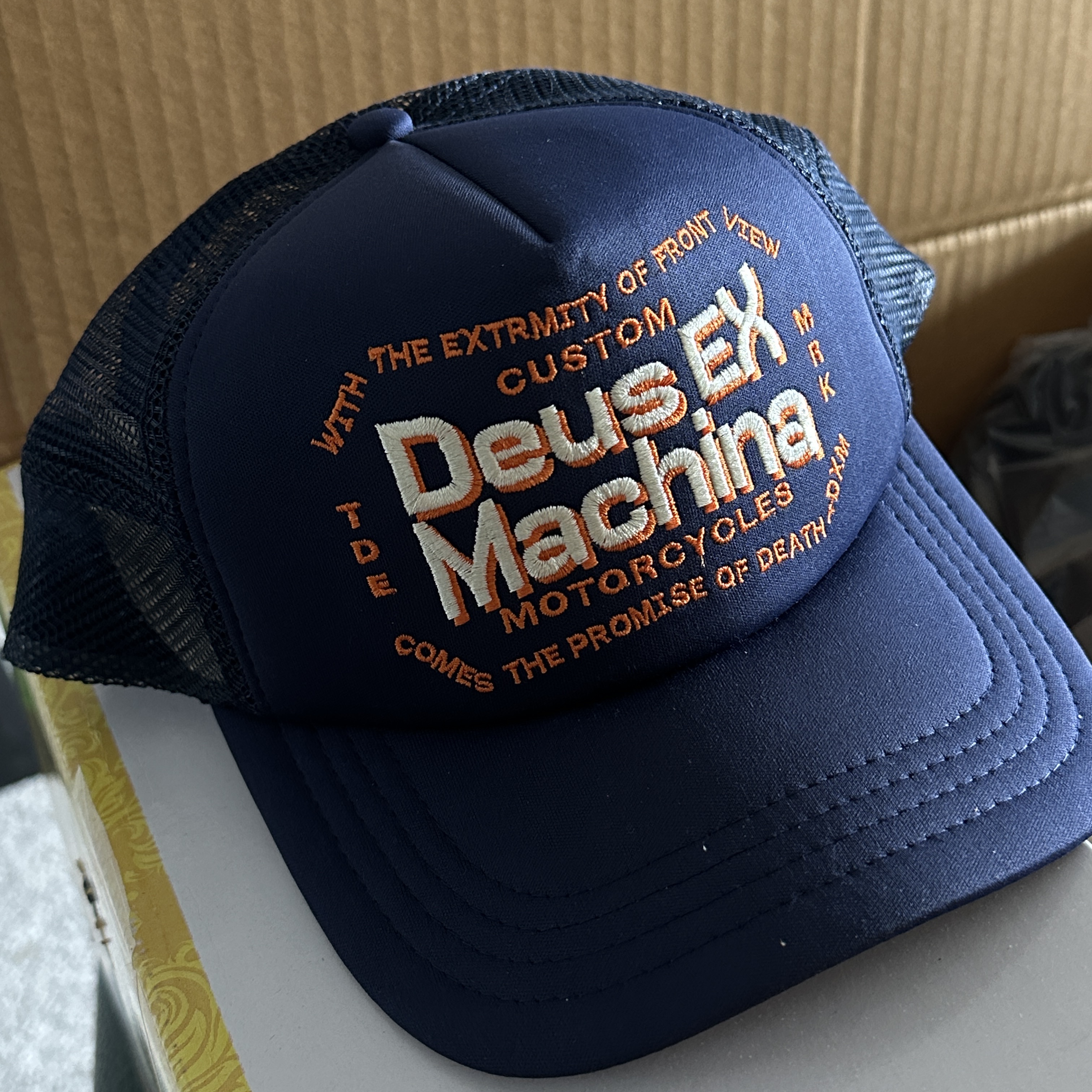 Deus Ex Machina Extremity Trucker Navy 착용 스타일
