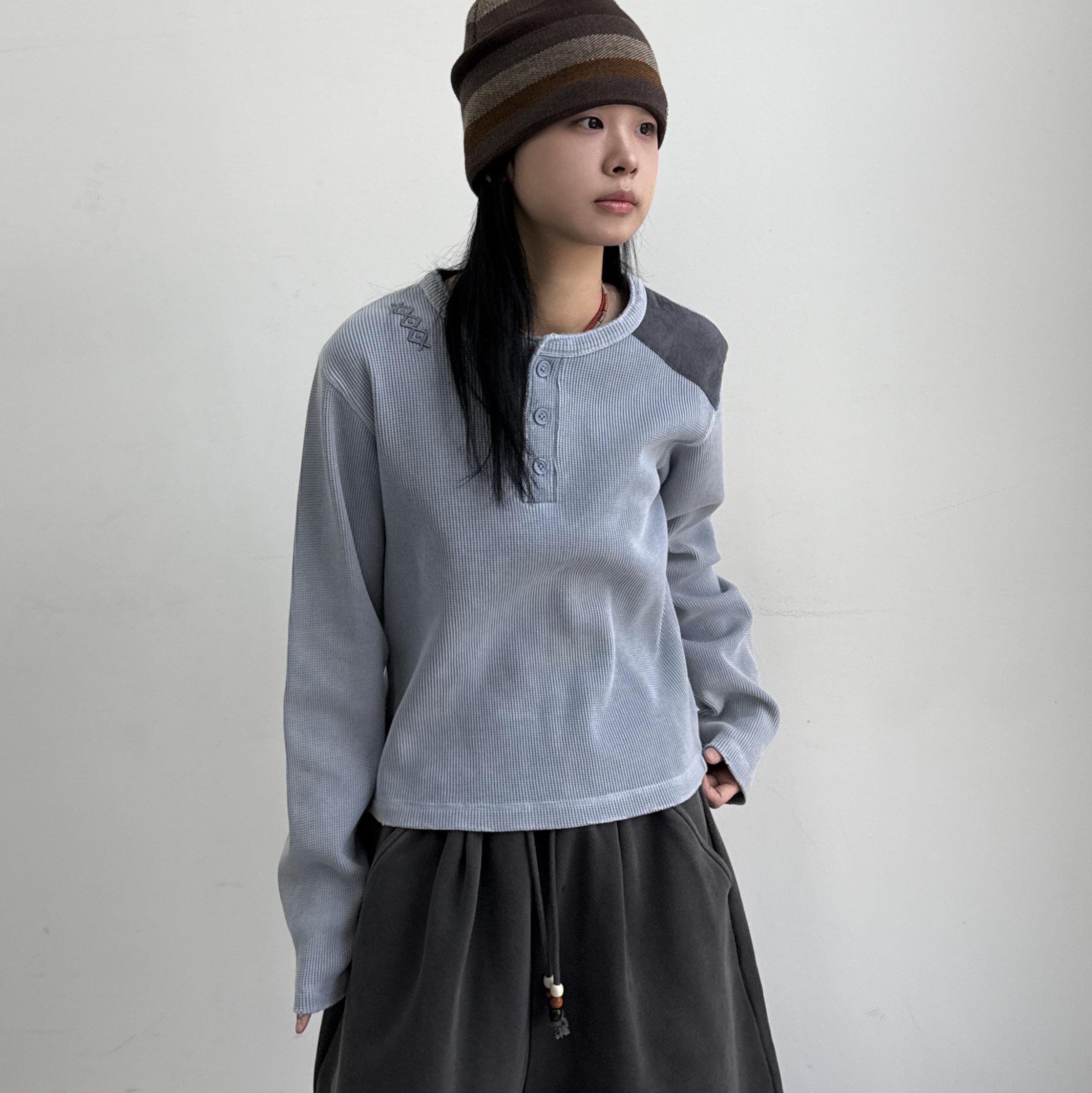 MAINBOOTH Haze Sweat Shorts Charcoal 착용 스타일 - 1