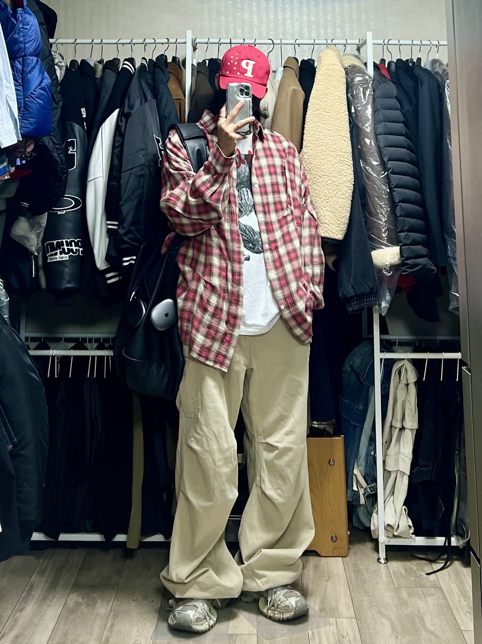 Balenciaga 3XL Sneakers Light Beige, Uniqlo UT x Berserk Manga Curation Graphic T-Shirt A White - JP 착용 스타일