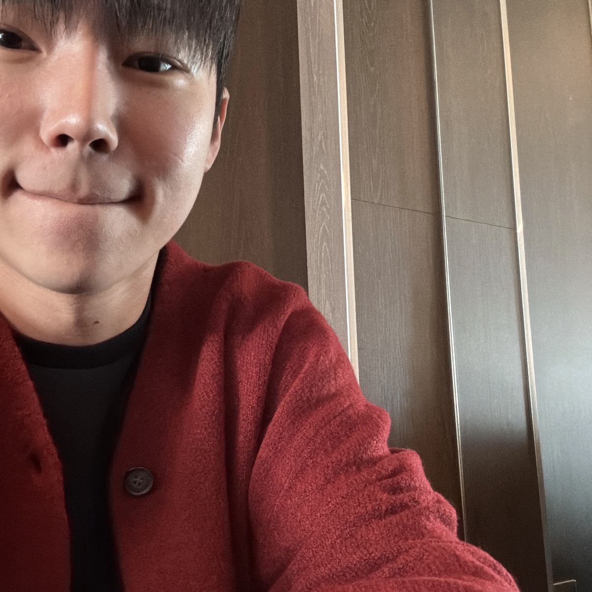 Millo Archive Crop Move V-Neck Cardigan Red 착용 스타일 - 2