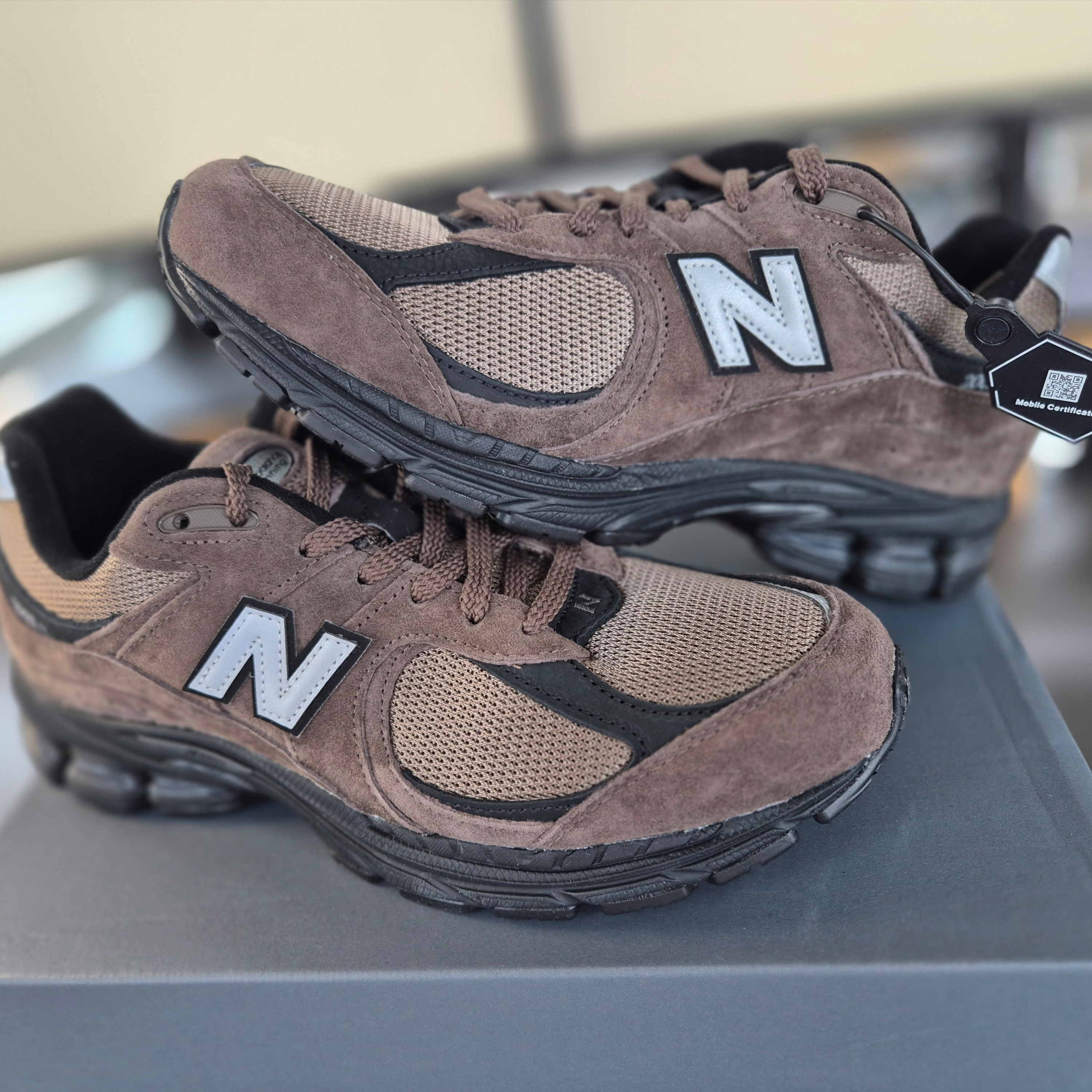 New Balance 2002R Brown Black 착용 스타일