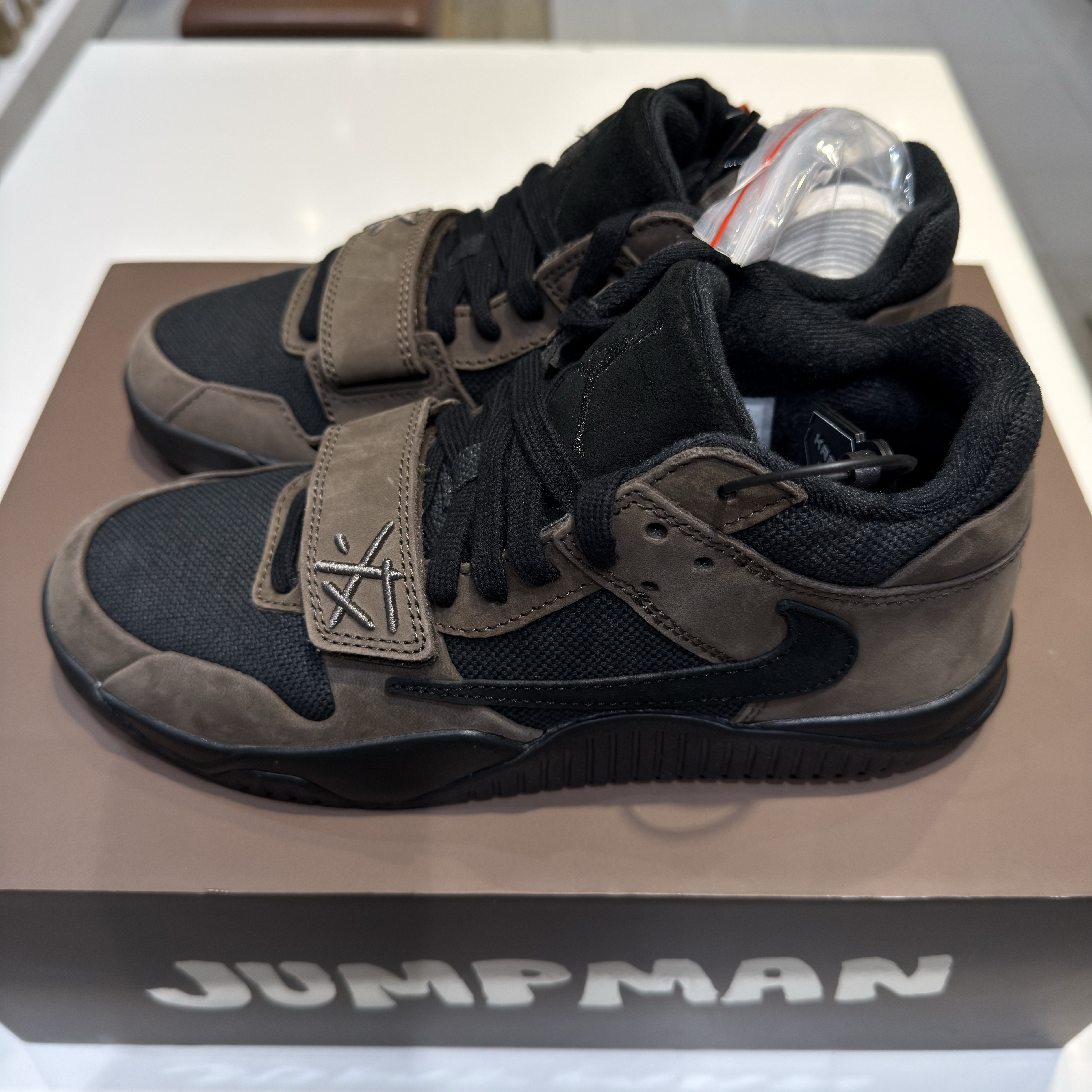 Jordan x Travis Scott Jumpman Jack TR Black and Dark Mocha 착용 스타일 - 2