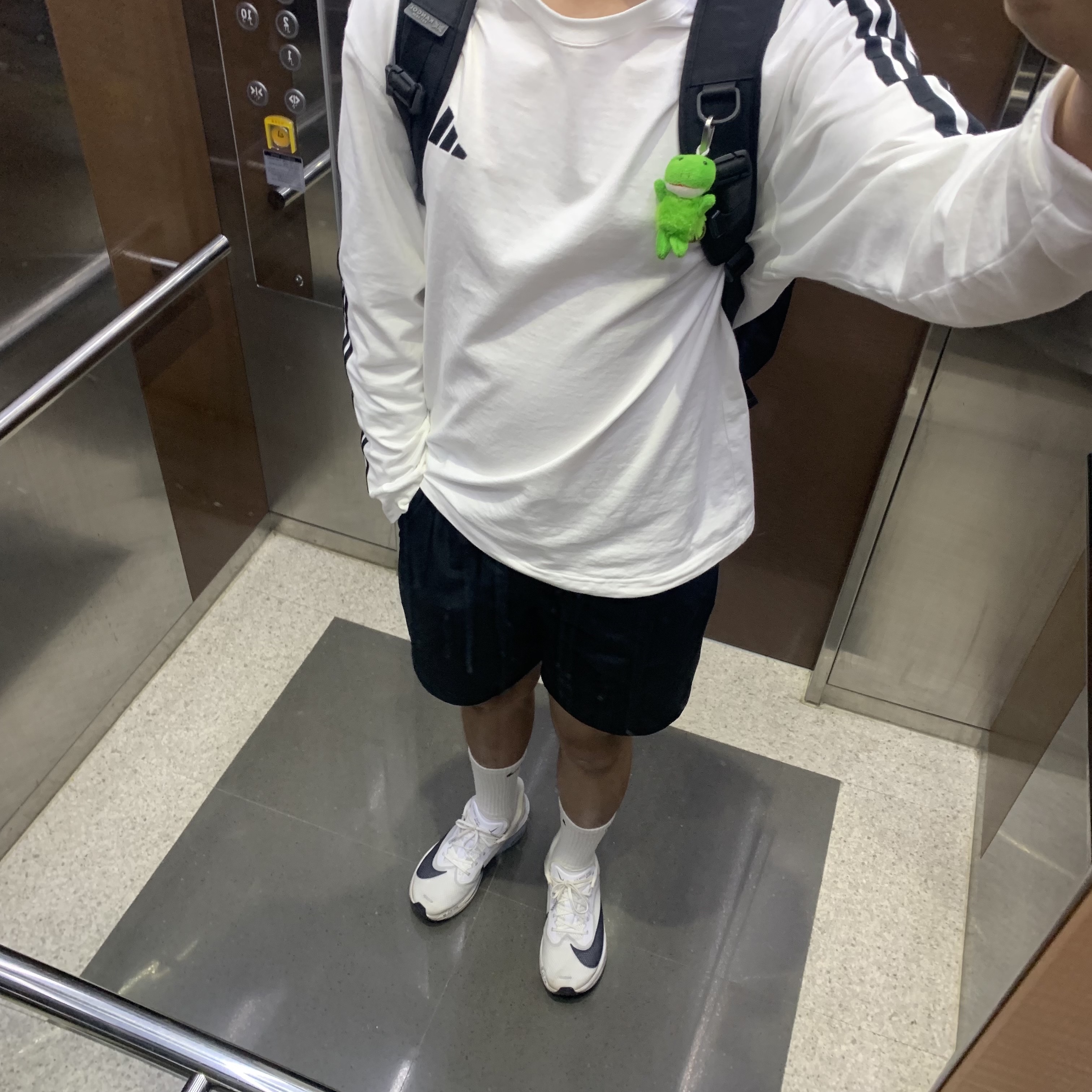 Adidas Essentials Loose Fit 3S Long Sleeve T-Shirt White - KR Sizing, Nike Dri-Fit Challenger 5 Inch Brief Lined Versatile Shorts Black - Asia 착용 스타일