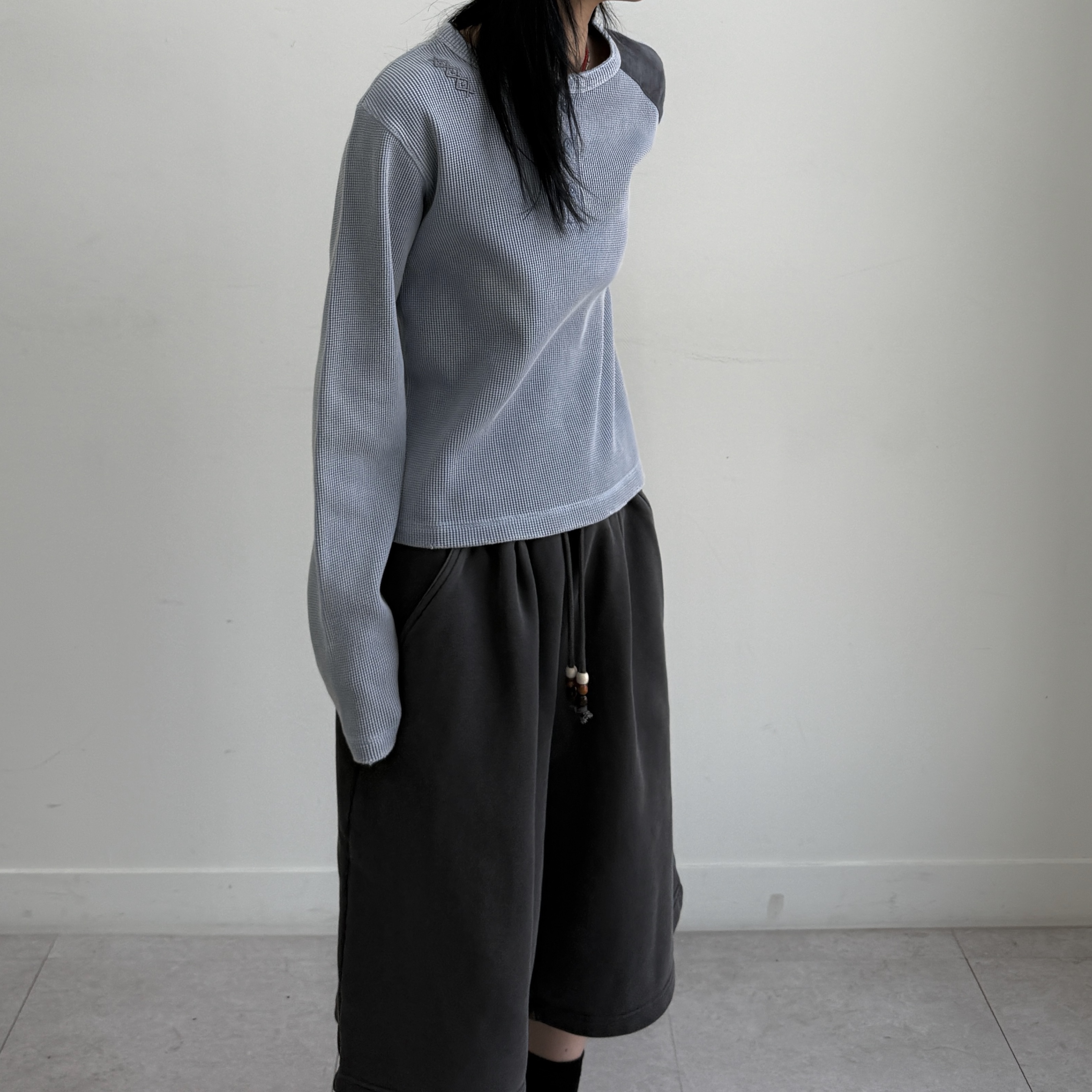 MAINBOOTH Haze Sweat Shorts Charcoal 착용 스타일 - 2