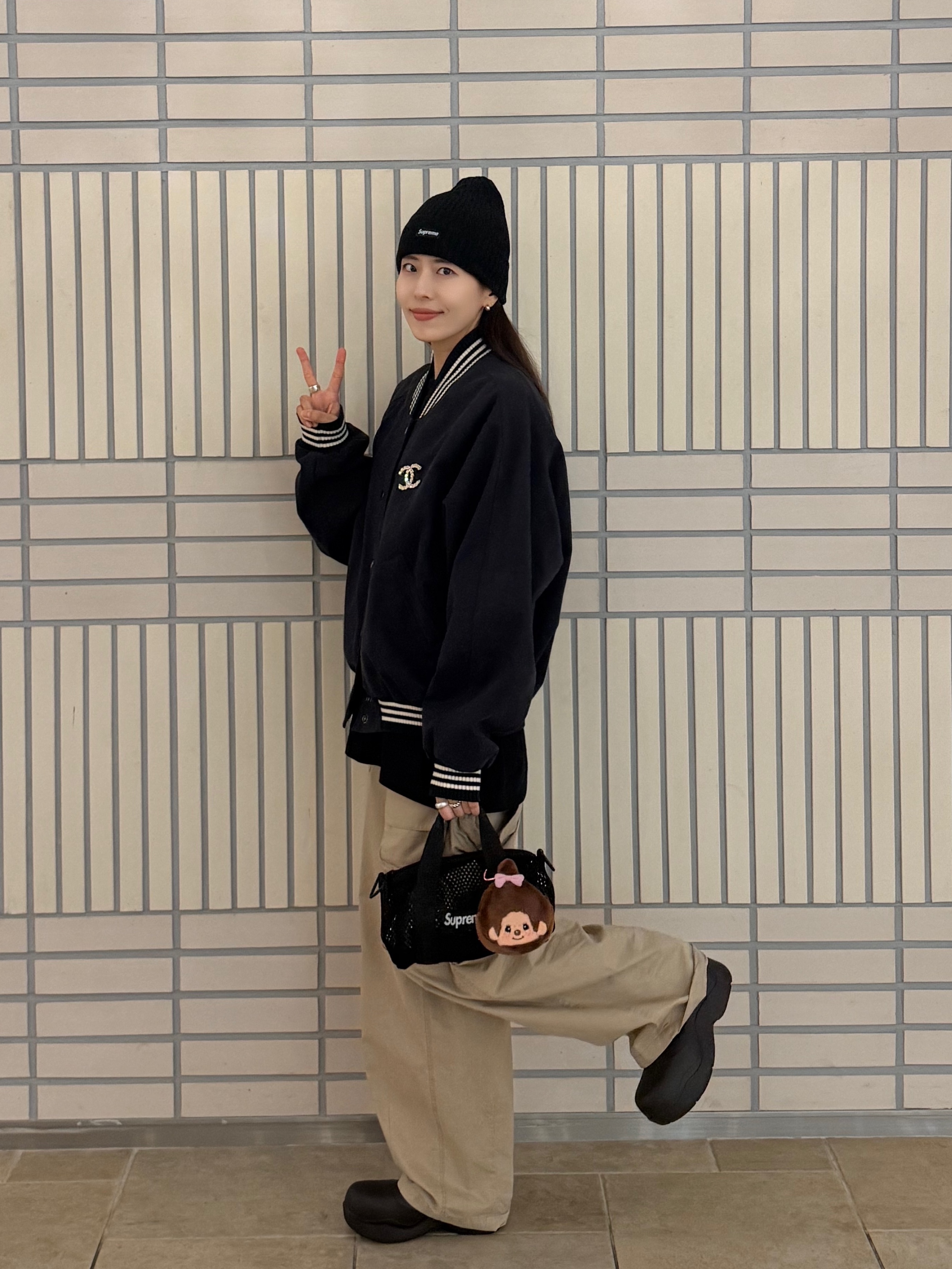 Supreme Overdyed Beanie Black, CDG Logo T-Shirt Black 착용 스타일 - 4
