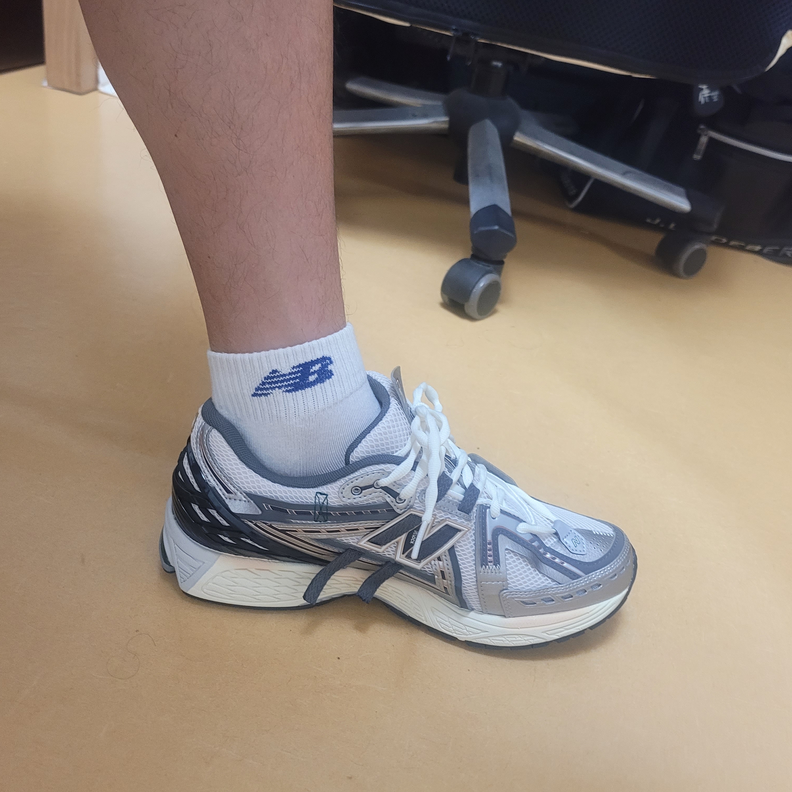 New Balance 1906A Silver Metallic Castlerock 착용 스타일 - 3