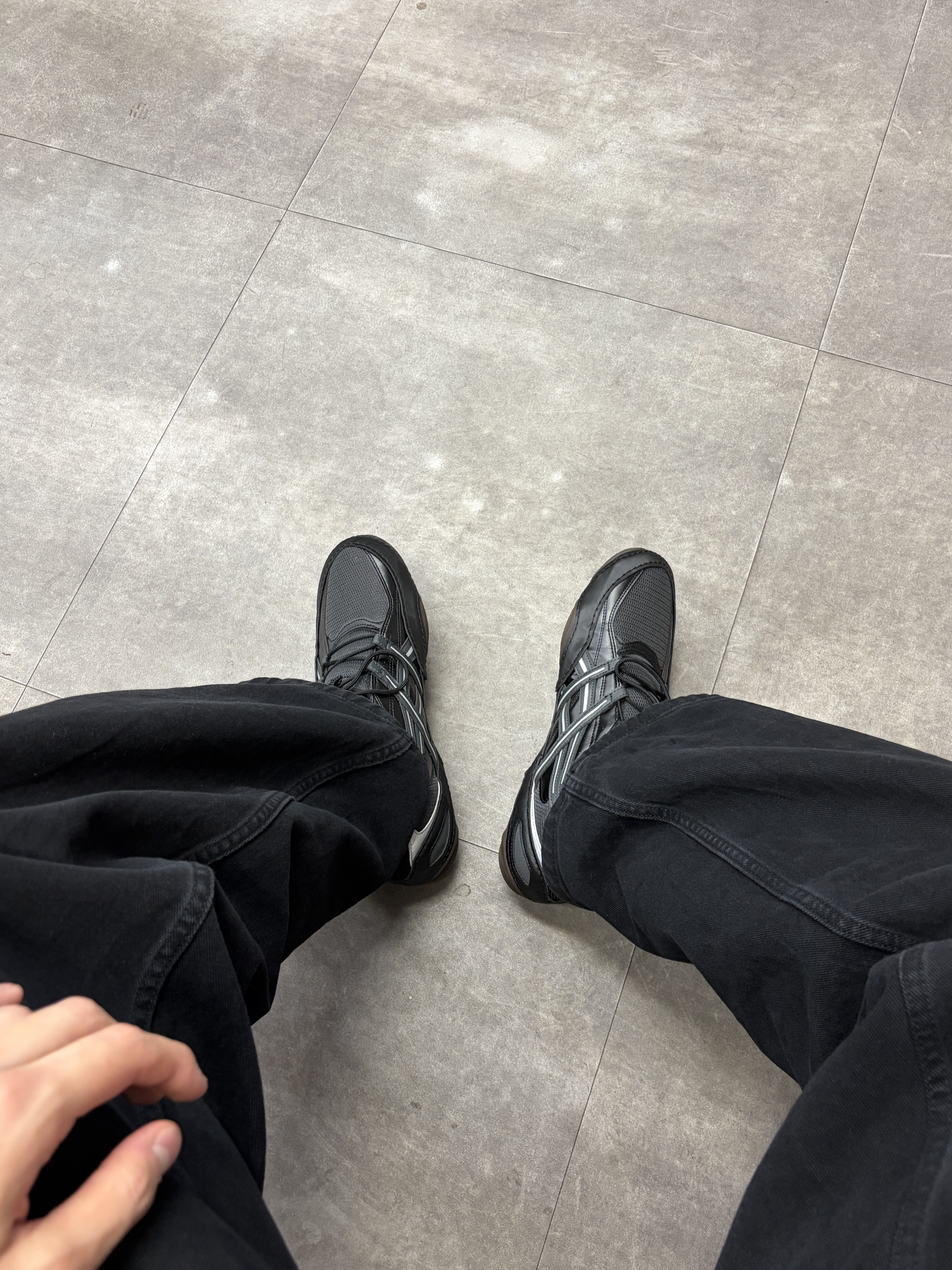 Asics Hypersync Graphite Grey Black 착용 스타일 - 1