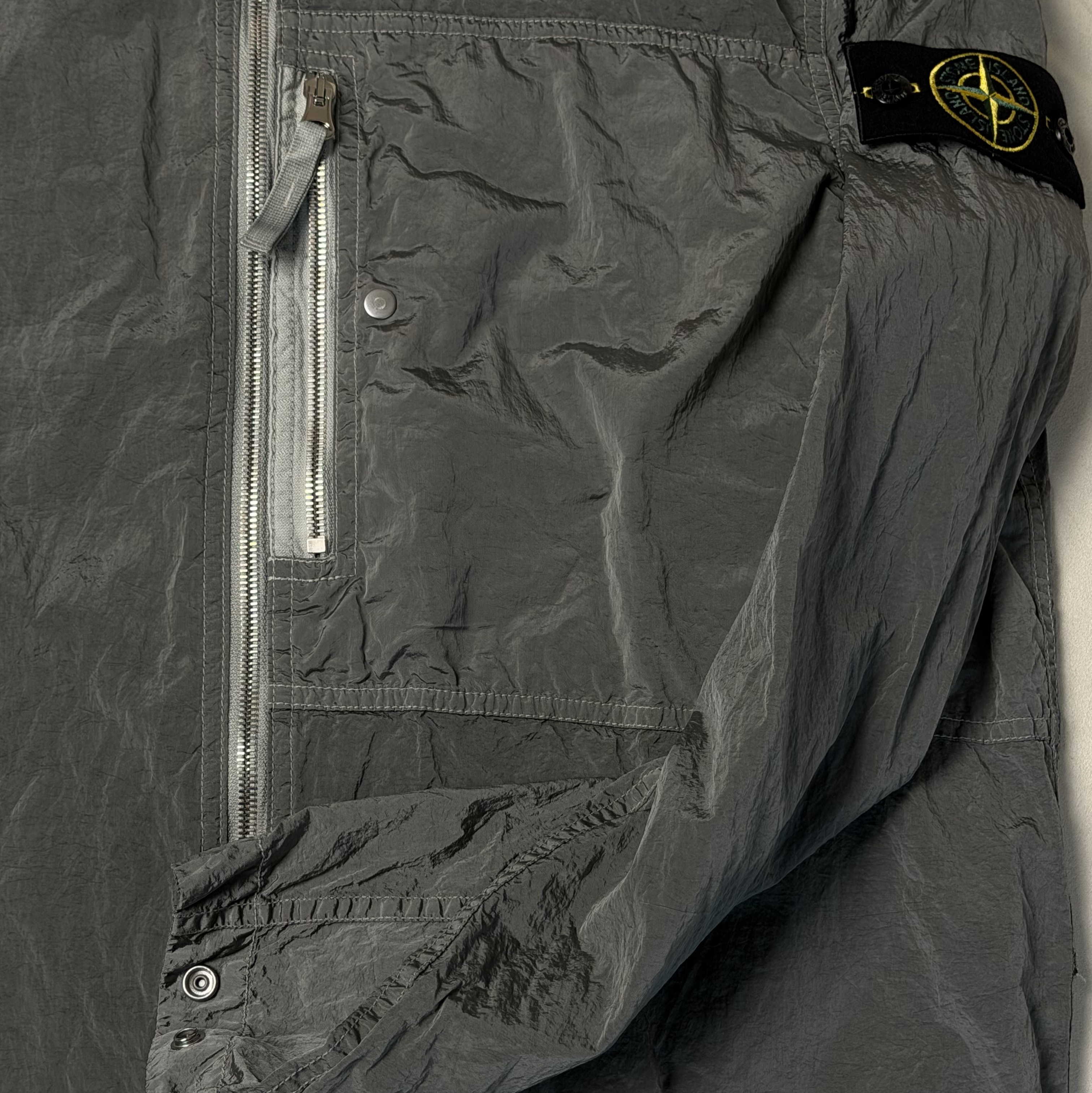 Stone Island 1200038 Nylon Metal In Econyl Regular-Fit Overshirt with Zip Pocket Pearl Grey - 26SS 착용 스타일 - 2