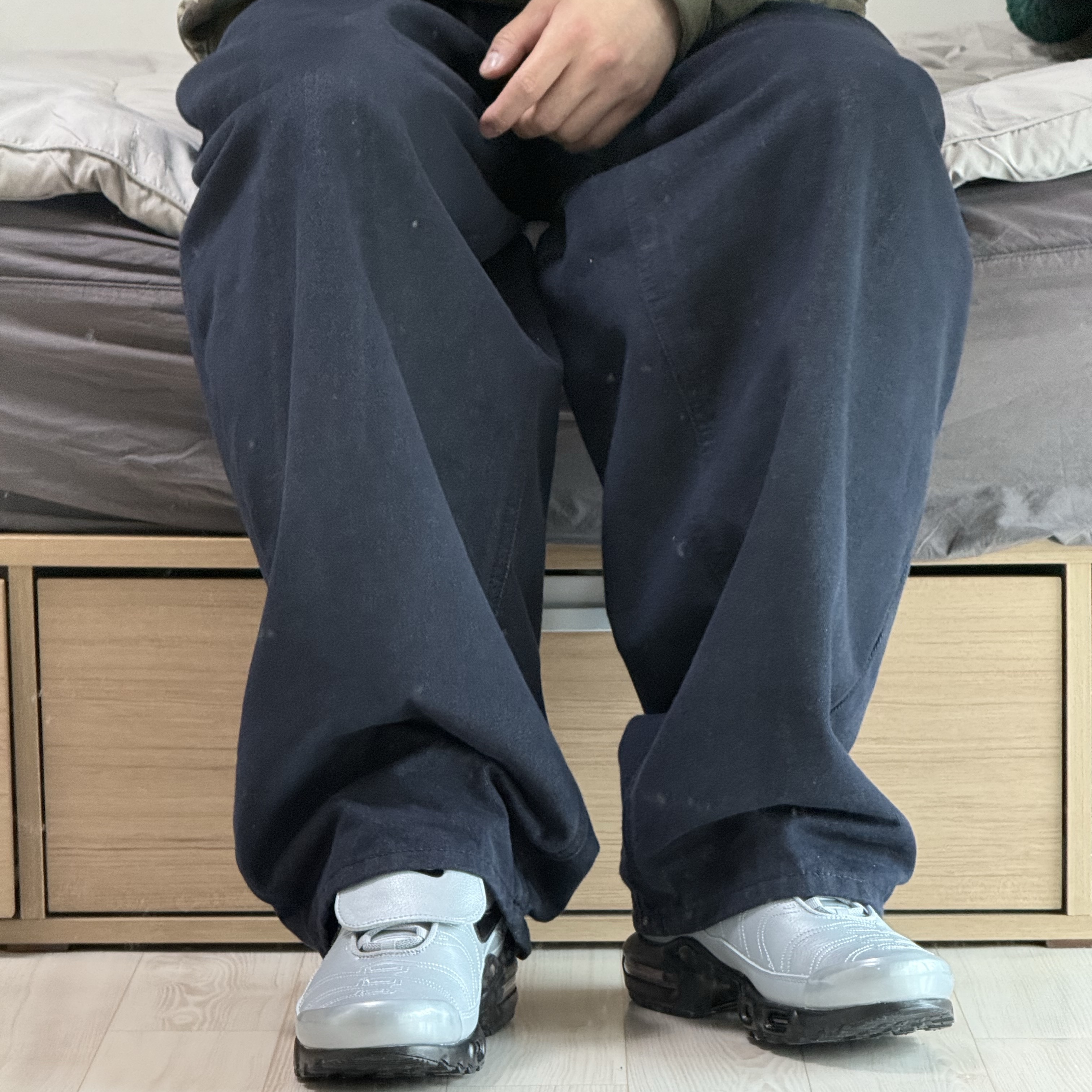 Nike Air Max Plus TNPO Wolf Grey and Black 착용 스타일 - 2