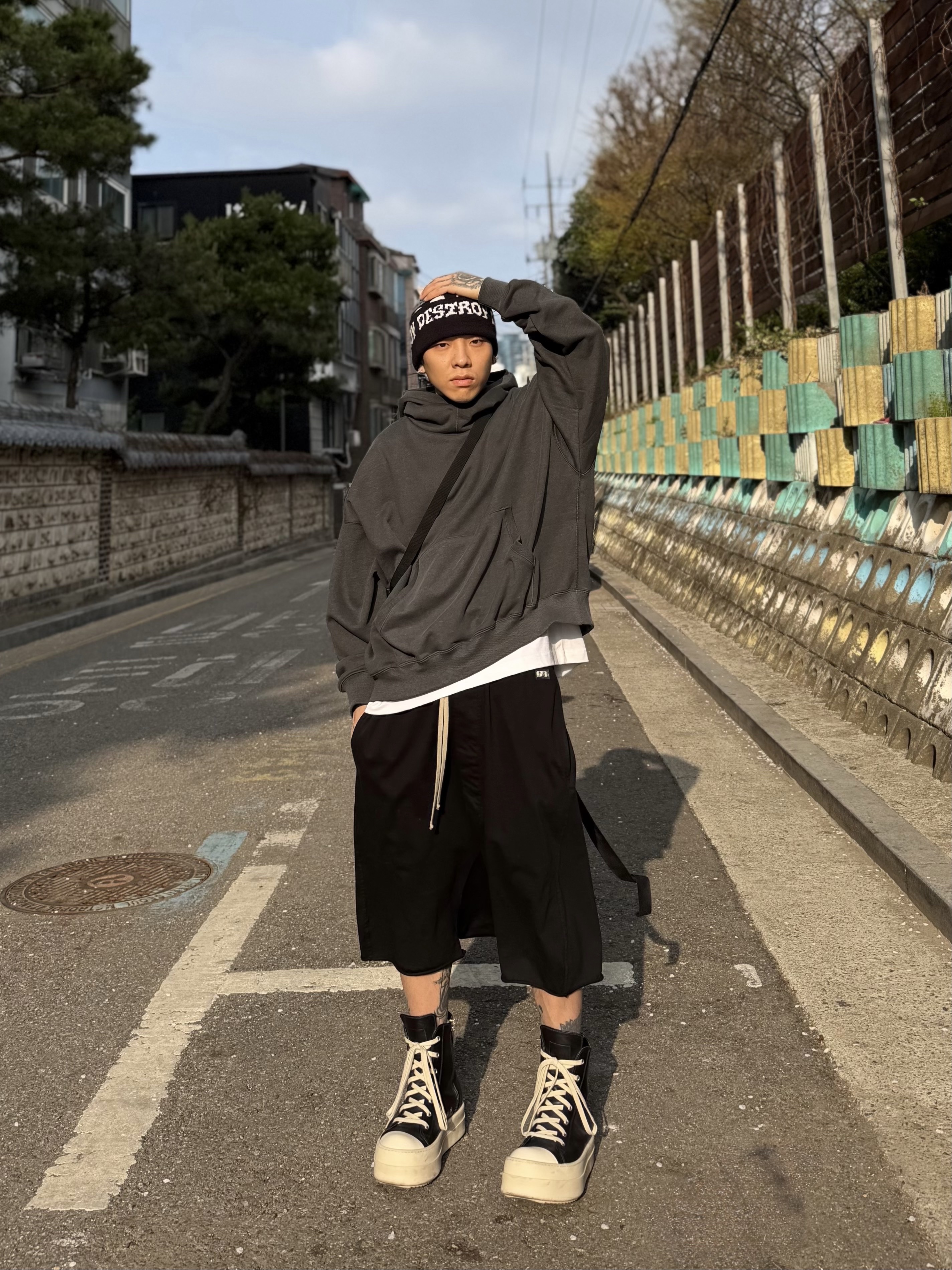 Rick Owens Mega Bumper Sneakers Black Milk 착용 스타일 - 2