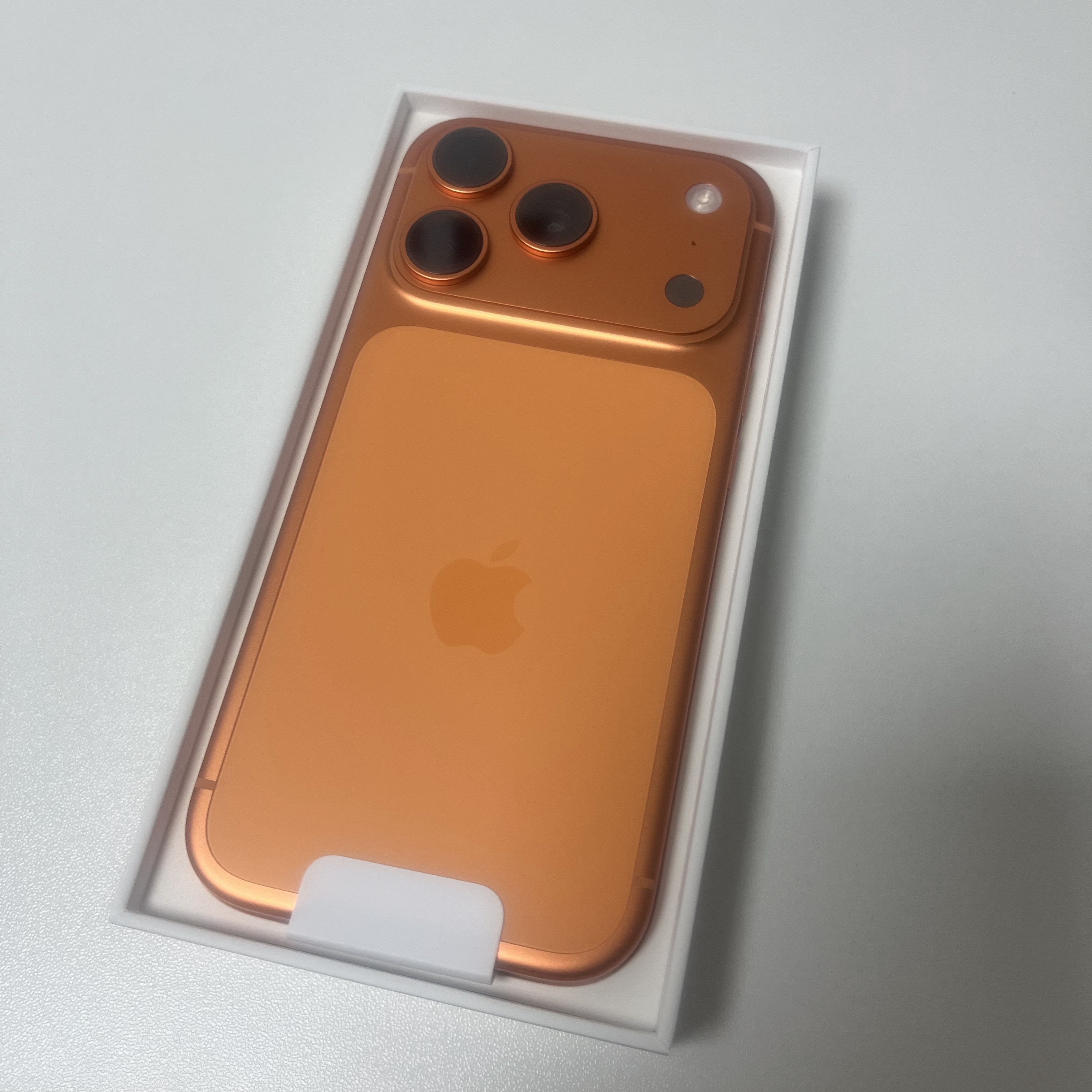 Apple iPhone 17 Pro 256GB Cosmic Orange 착용 스타일