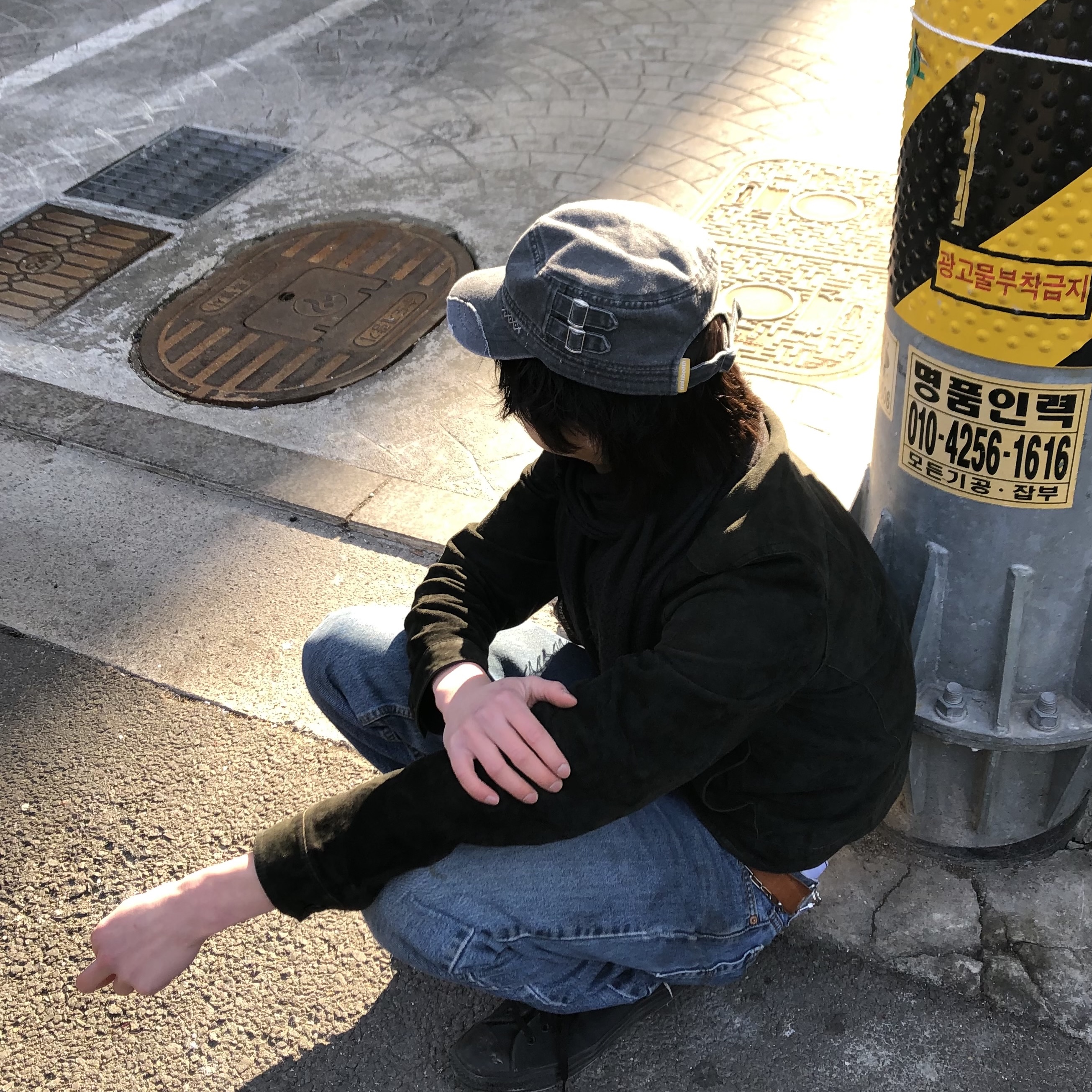 MAINBOOTH Patchwork Military Cap Charcoal 착용 스타일 - 6