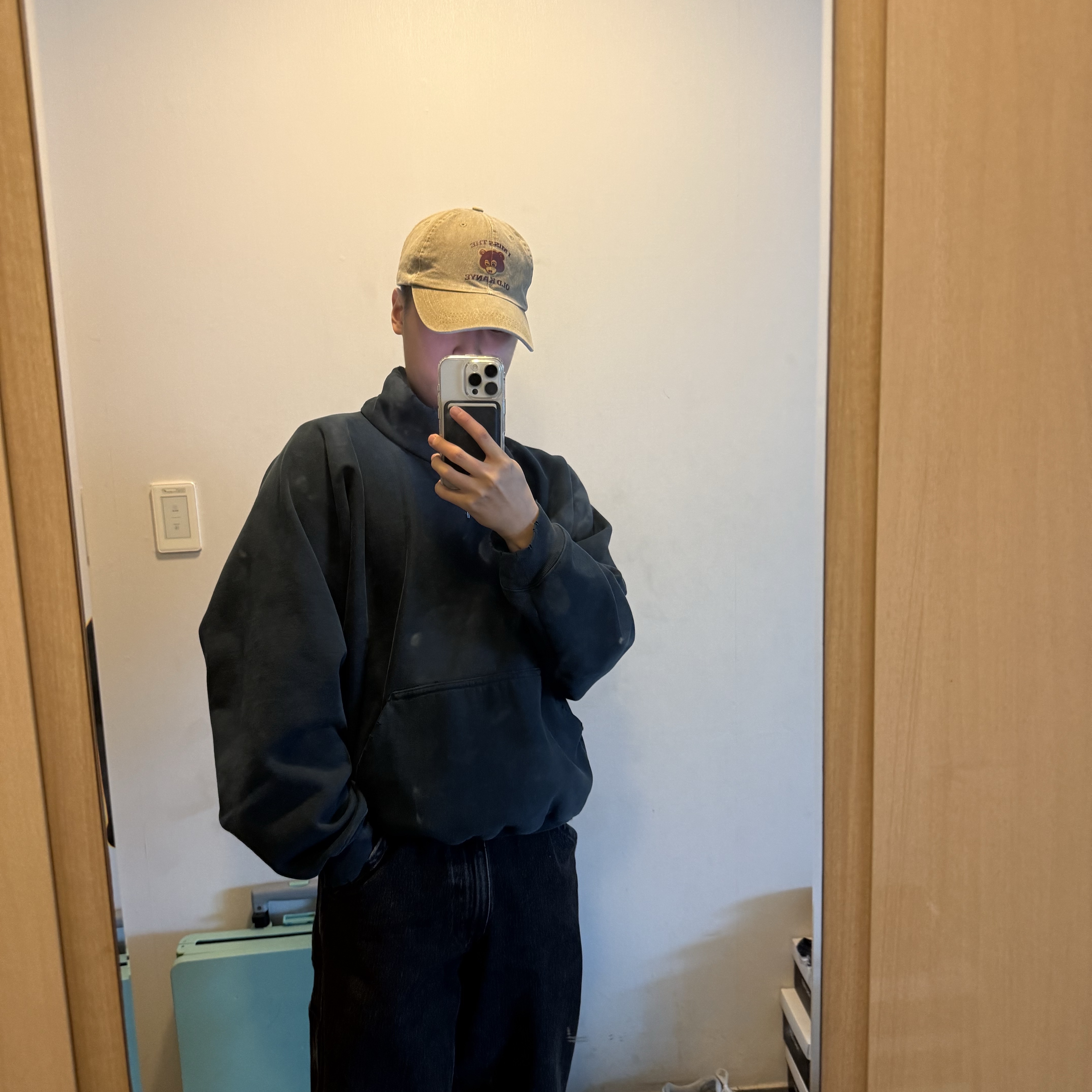 Yeezy Gap Engineered By Balenciaga High Neck Sweater Dark Blue 착용 스타일