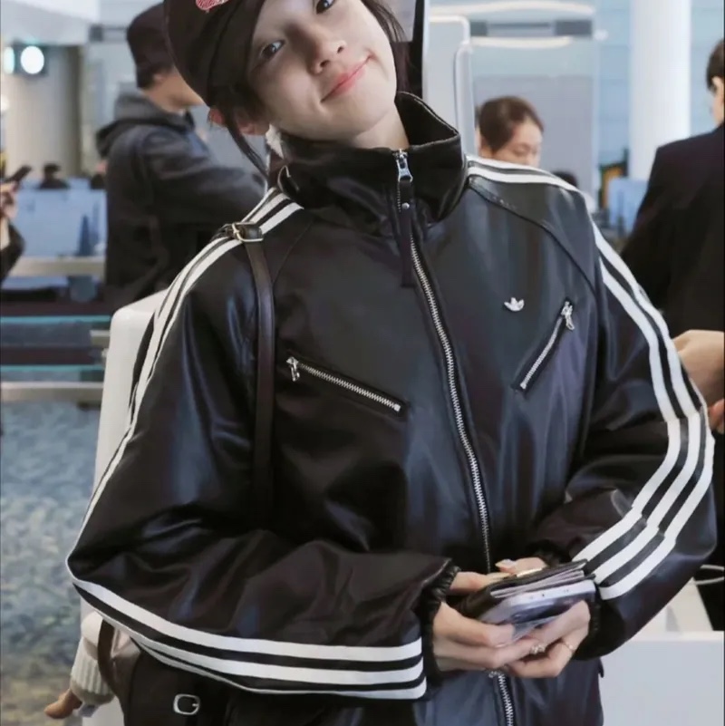 (W) Adidas Sports PUL Jacket Black Cloud White - KR Sizing, Adidas Faux Leather Adicolor 3S Loose Firebird Tracksuit Jacket Black - KR Sizing 착용 스타일 - 2