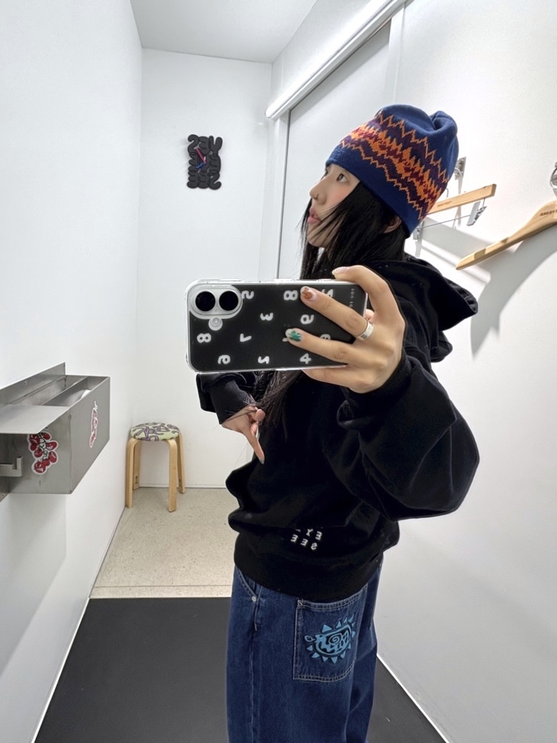 [더블적립] YESEYESEE SN Pointy Beanie Blue, [더블적립] YESEYESEE Y.E.S C-Logo Hoodie Black 착용 스타일 - 3