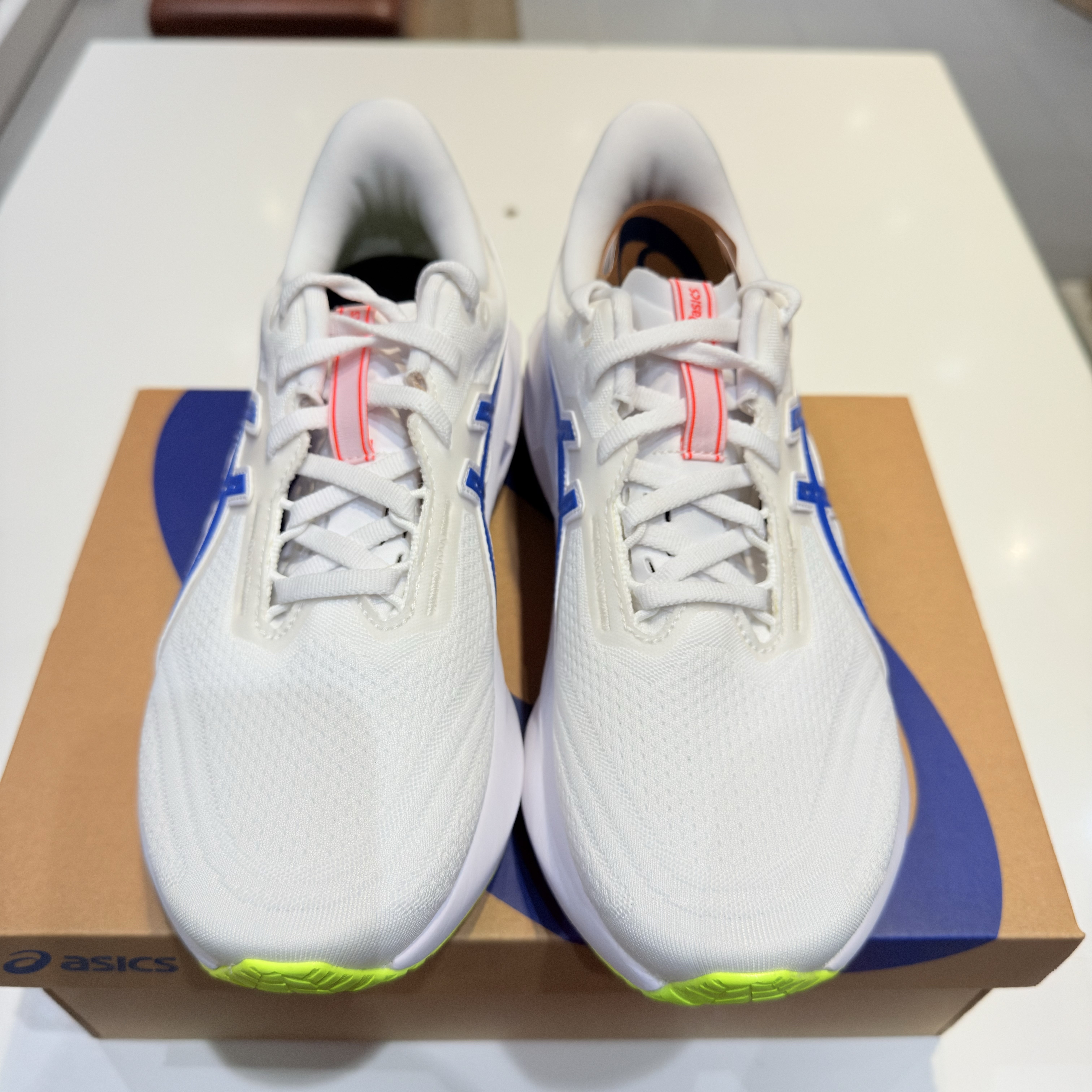 Asics Novablast 5 White Tuna Blue 착용 스타일 - 1