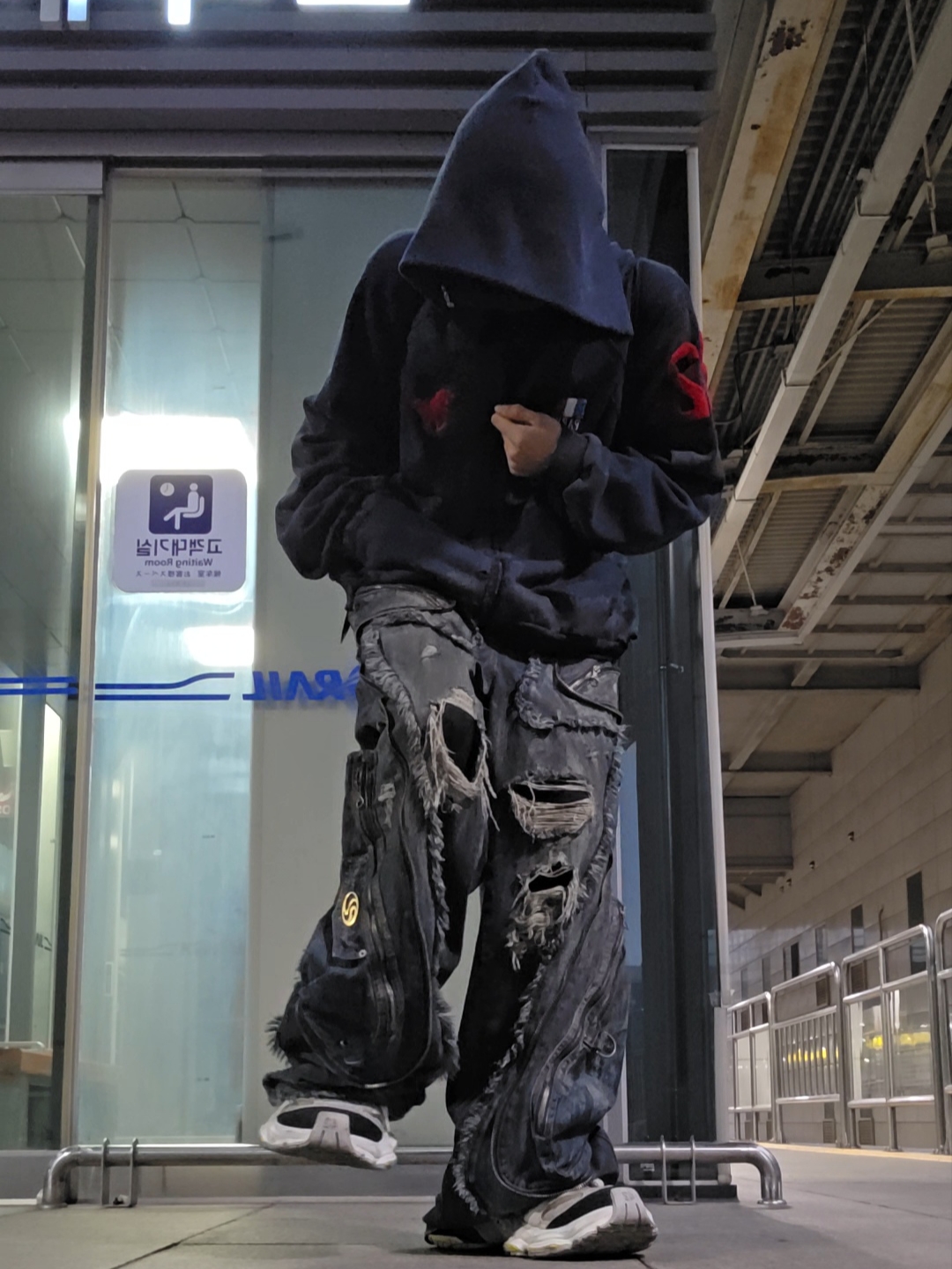 Balenciaga Cargo Sneakers Grey Black Yellow, Balenciaga Paris Vintage Logo 22 Zip-Up Hoodie Dark Navy 착용 스타일