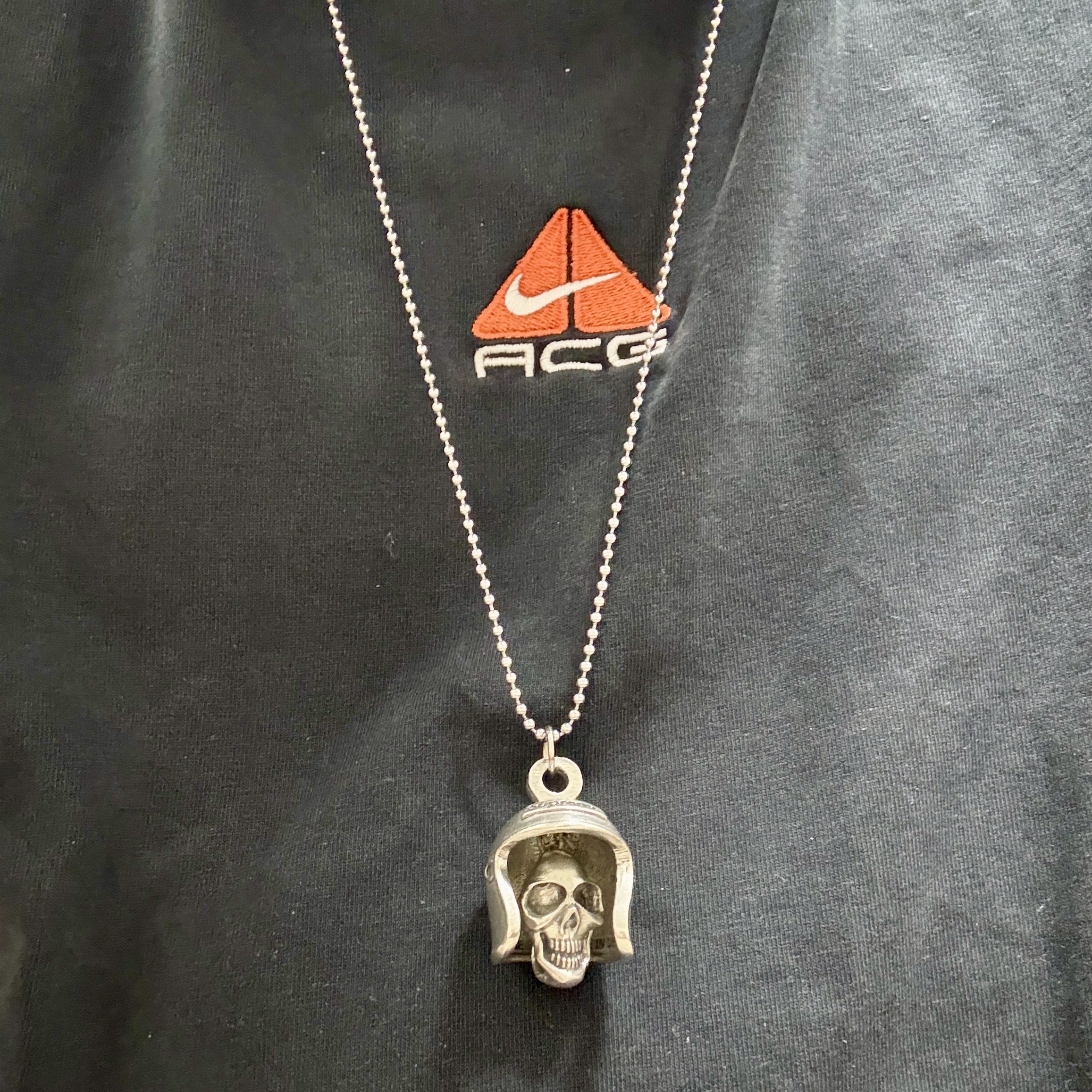 Supreme Skull Bell Keychain Silver - 25SS, Nike ACG LBR Lungs T-Shirt Black - US/EU 착용 스타일