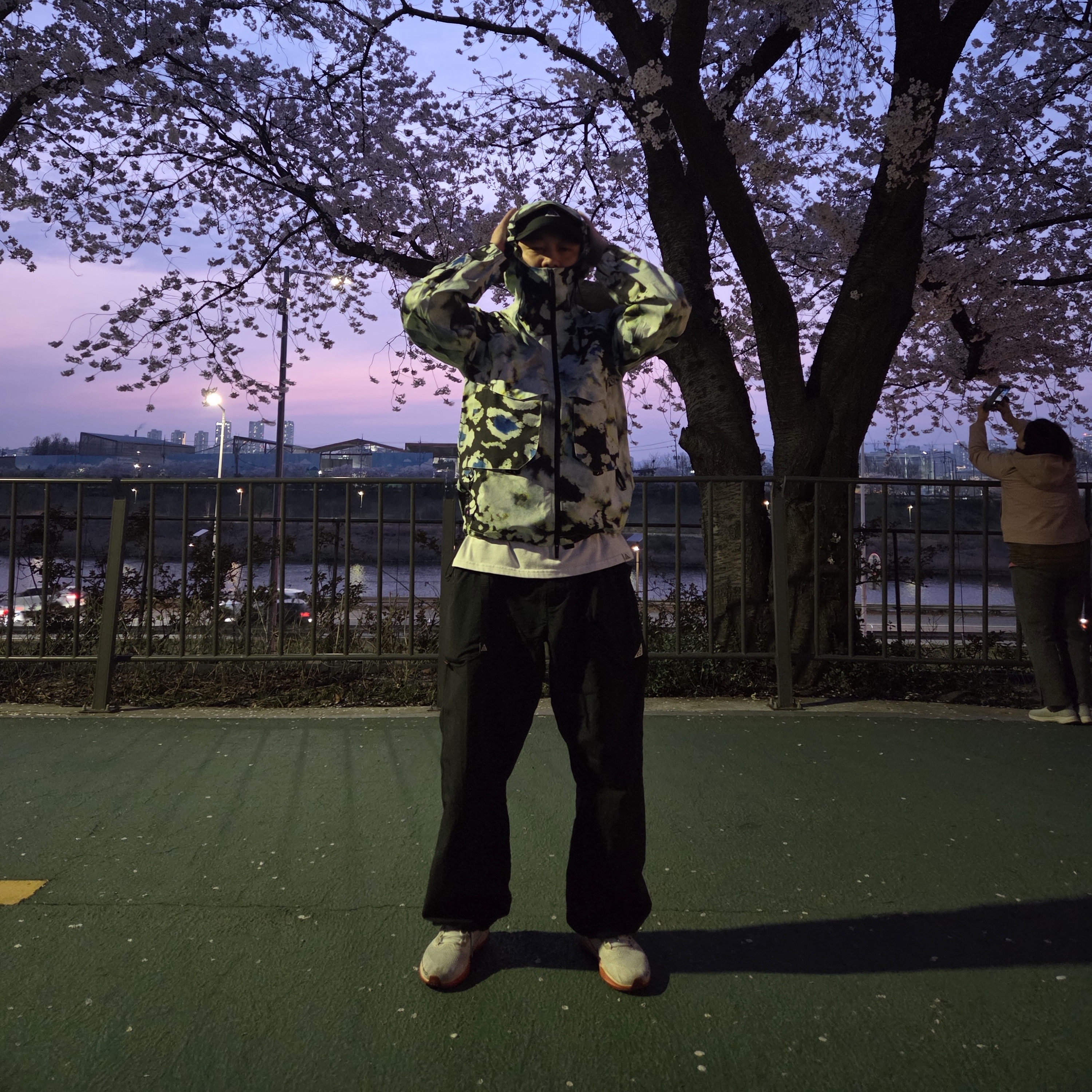 Nike x Drake Nocta Opal Deep Cover Gore-Tex Jacket Off White (FV1931-107), Nike ACG Dolomiti Pants Black Summit White - Asia 착용 스타일 - 2