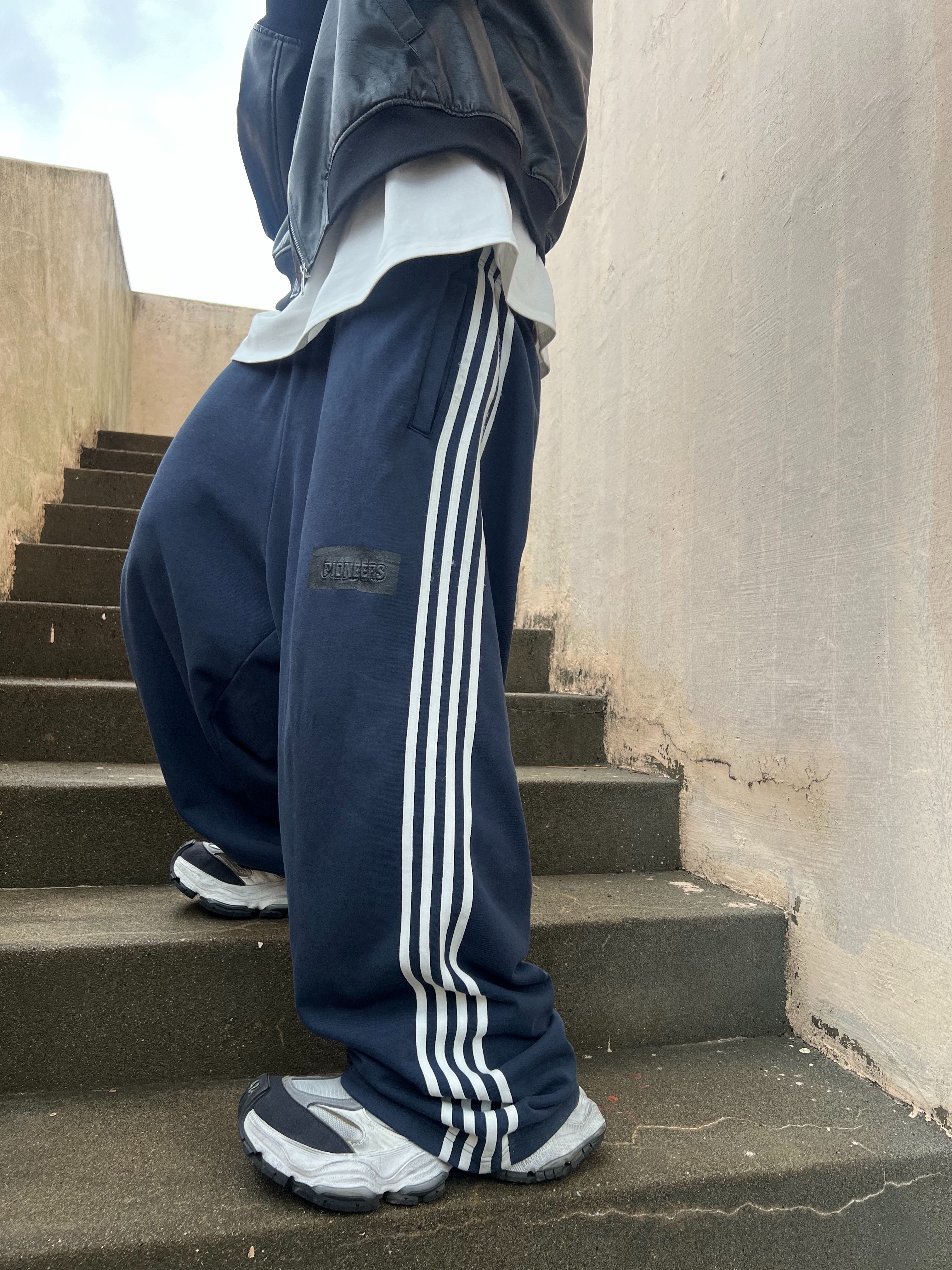 Balenciaga Cargo Sneakers White Grey 착용 스타일 - 6