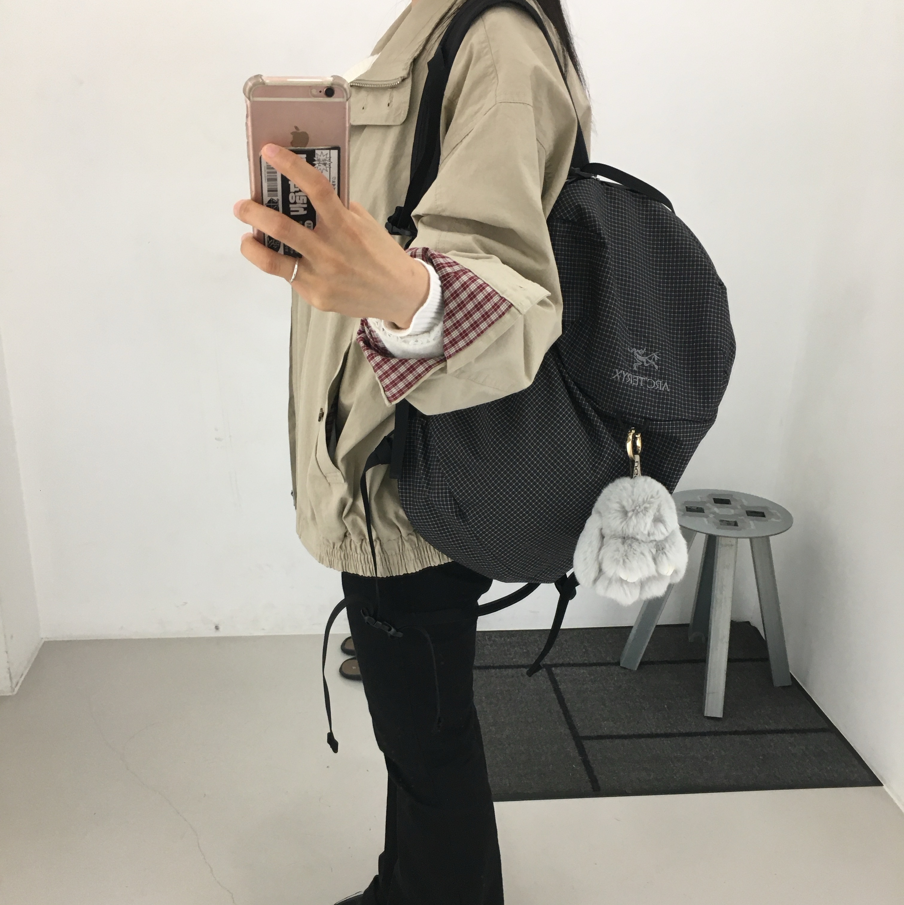 Arc'teryx Konseal 15 Backpack Black, Nike Shox R4 Metallic Silver Red 착용 스타일 - 1