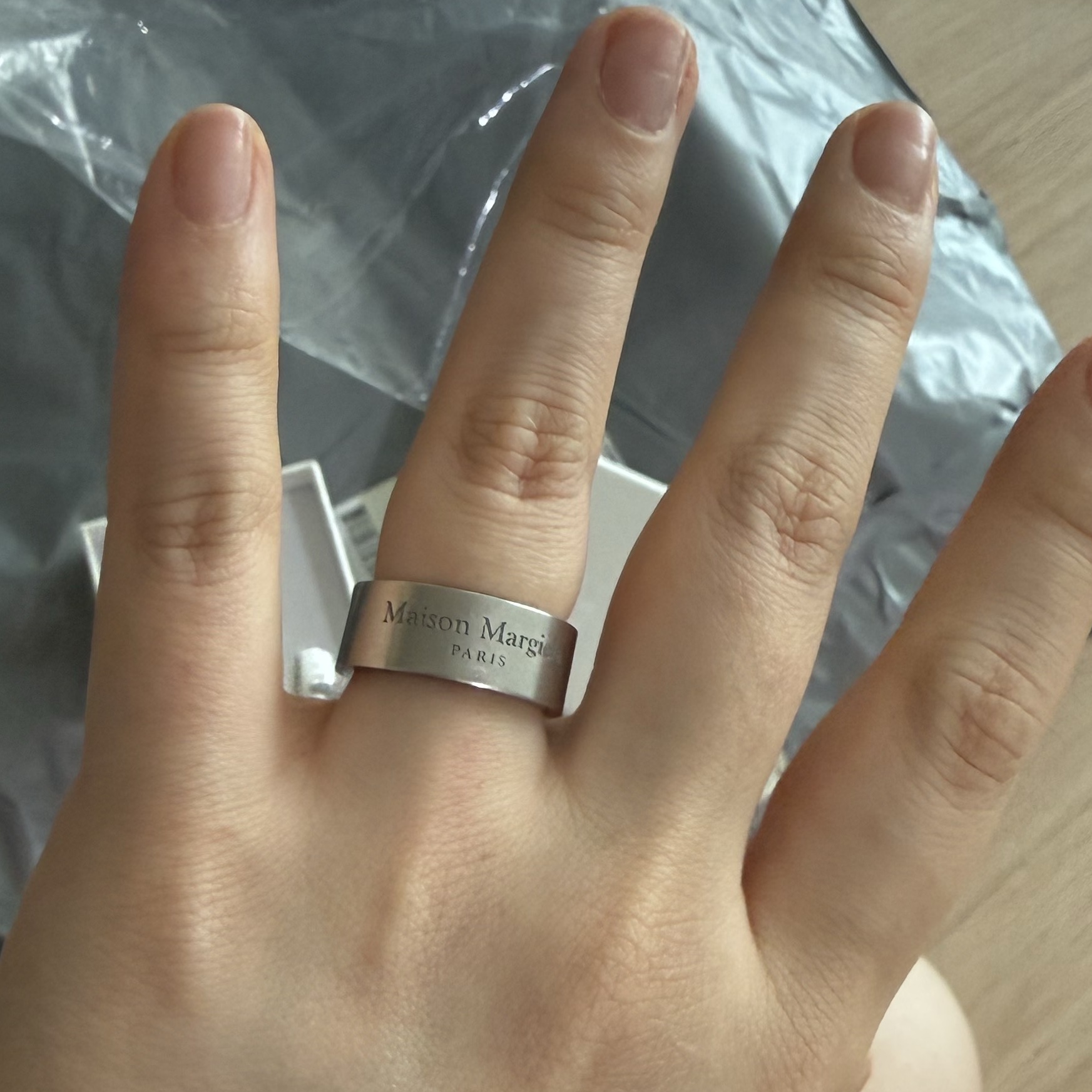Maison Margiela Logo Ring Palladium 착용 스타일