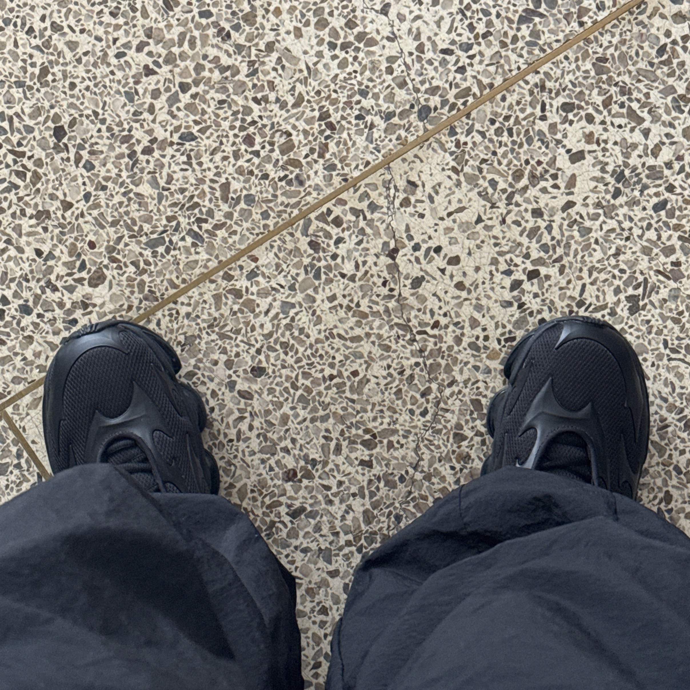 New Balance 2000 Abzorb Black Metallic 착용 스타일 - 1