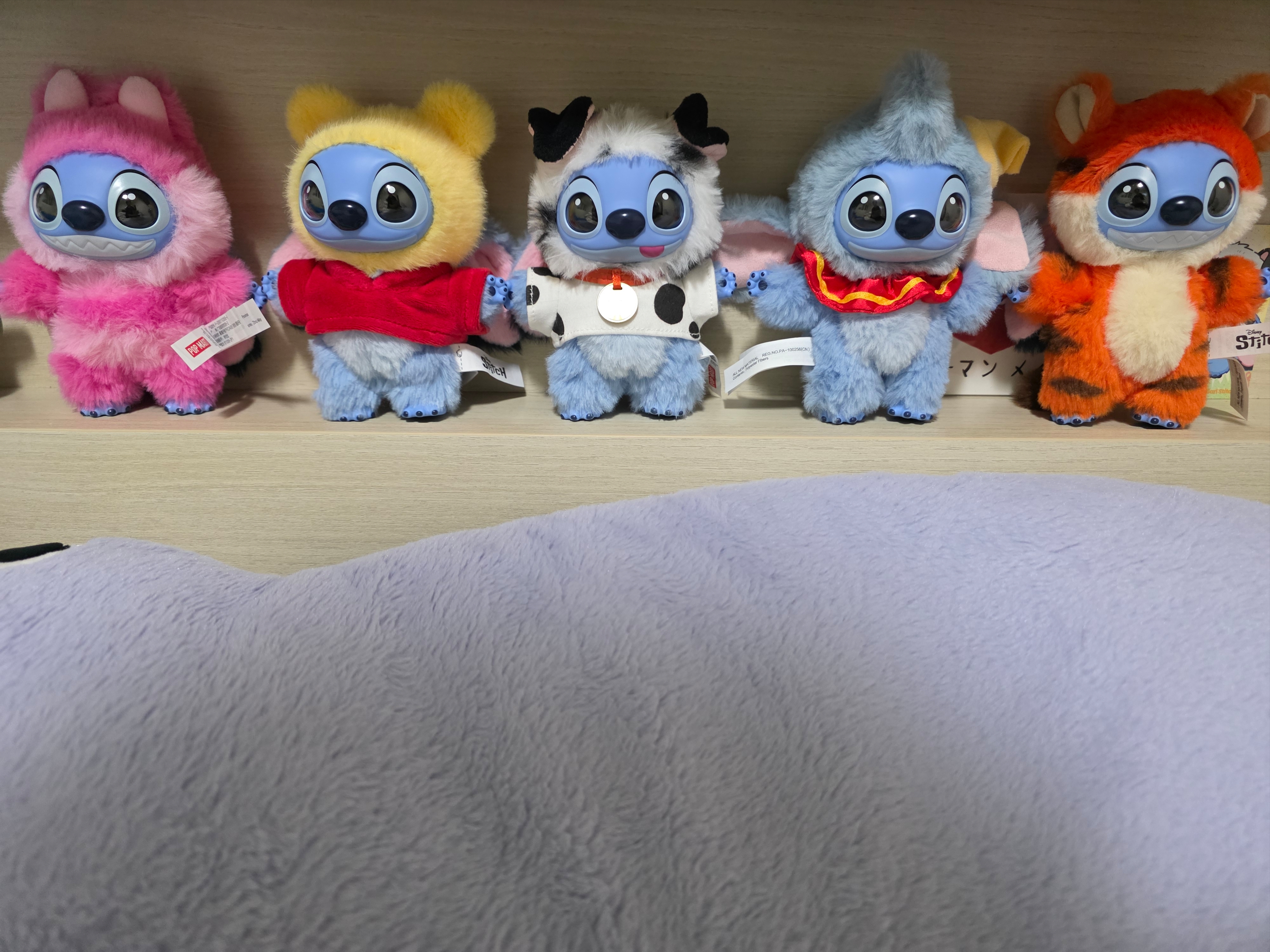 Pop Mart Stitch Adventure Series Vinyl Plush Pendant Cheshire Cat Stitch (Opened Case), Pop Mart Stitch Adventure Series Vinyl Plush Pendant Dalmatian Stitch (Opened Case) 착용 스타일