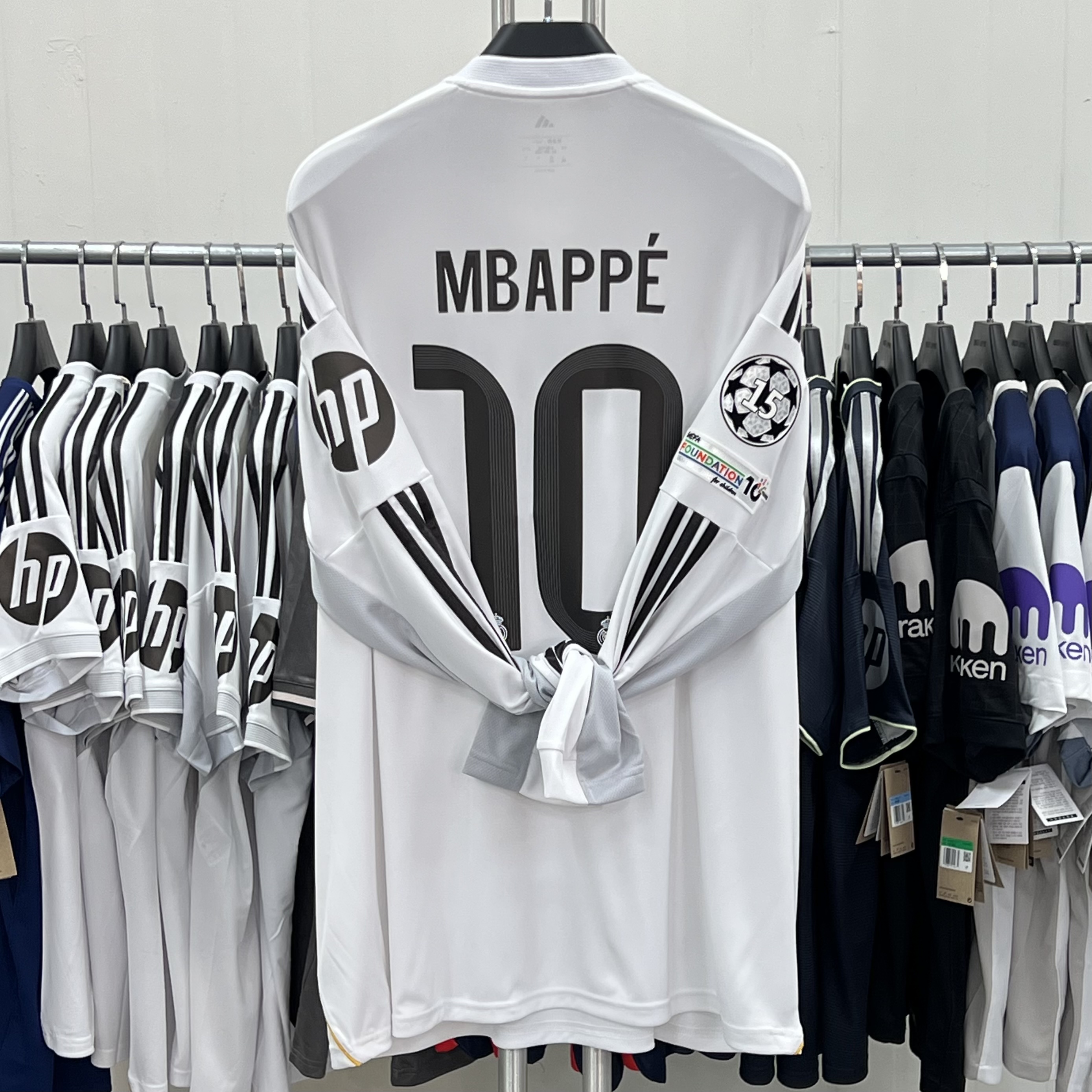 Adidas Real Madrid 99/00 Home Jersey White - KR Sizing (Non Marking Ver.), Adidas Real Madrid 99/00 Away Jersey Black - KR Sizing (Non Marking Ver.) 착용 스타일 - 1