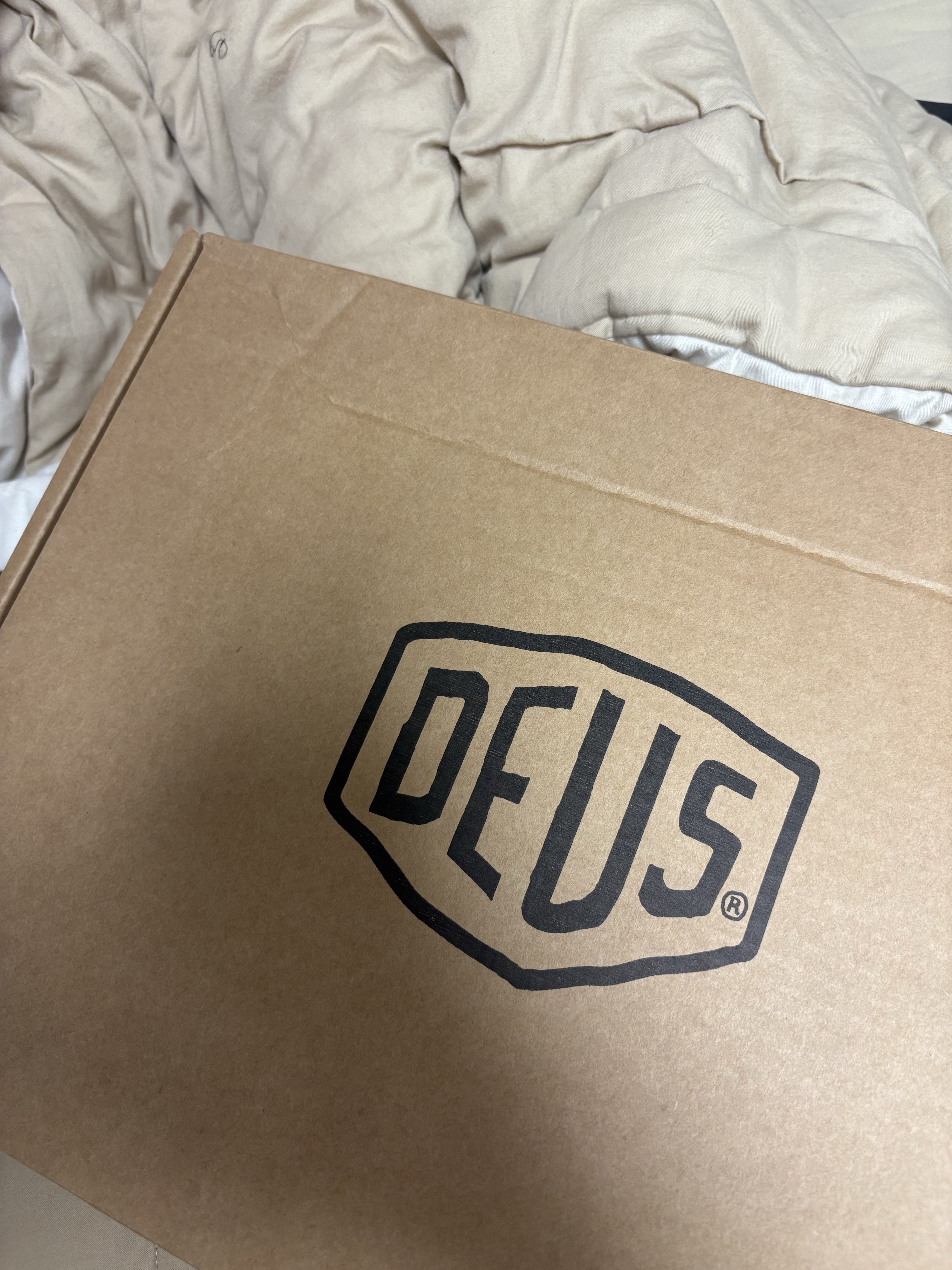 [6% 적립] Deus Ex Machina Seoul College Address Tee White 착용 스타일 - 2