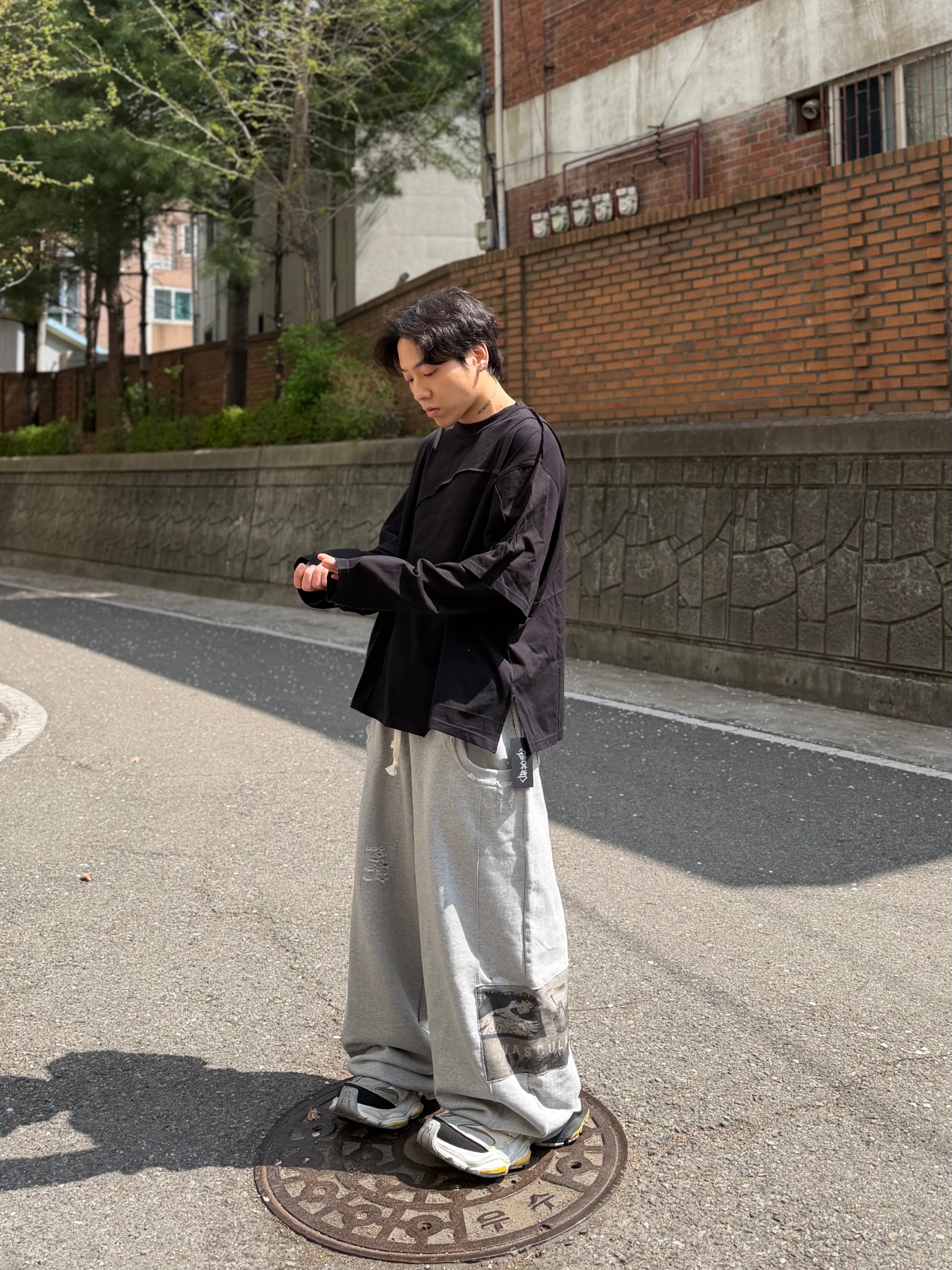 Balenciaga Cargo Sneakers White Grey 착용 스타일 - 4